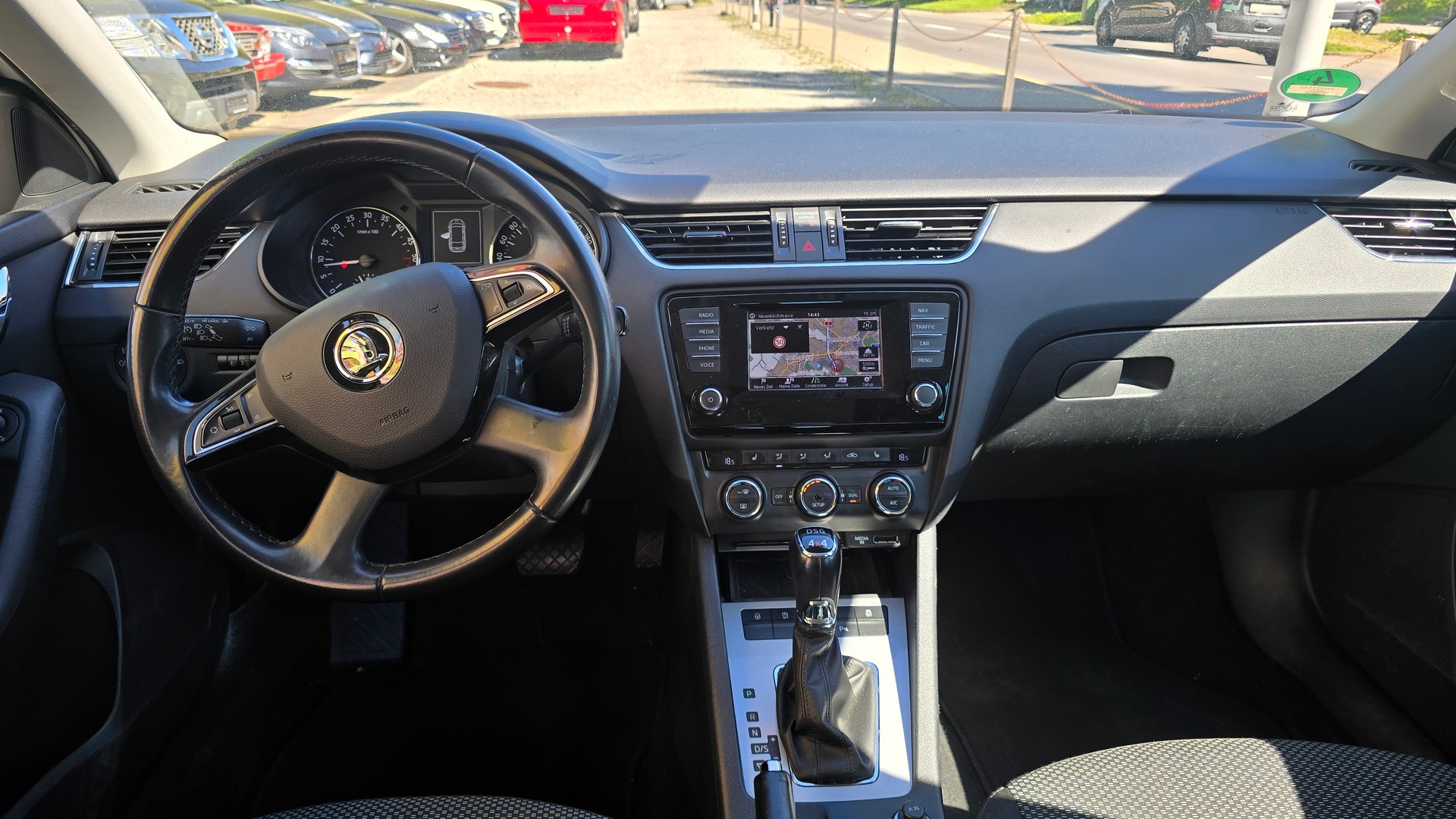 SKODA Octavia Combi 2.0 TDI Ambition 4x4 DSG-image-10