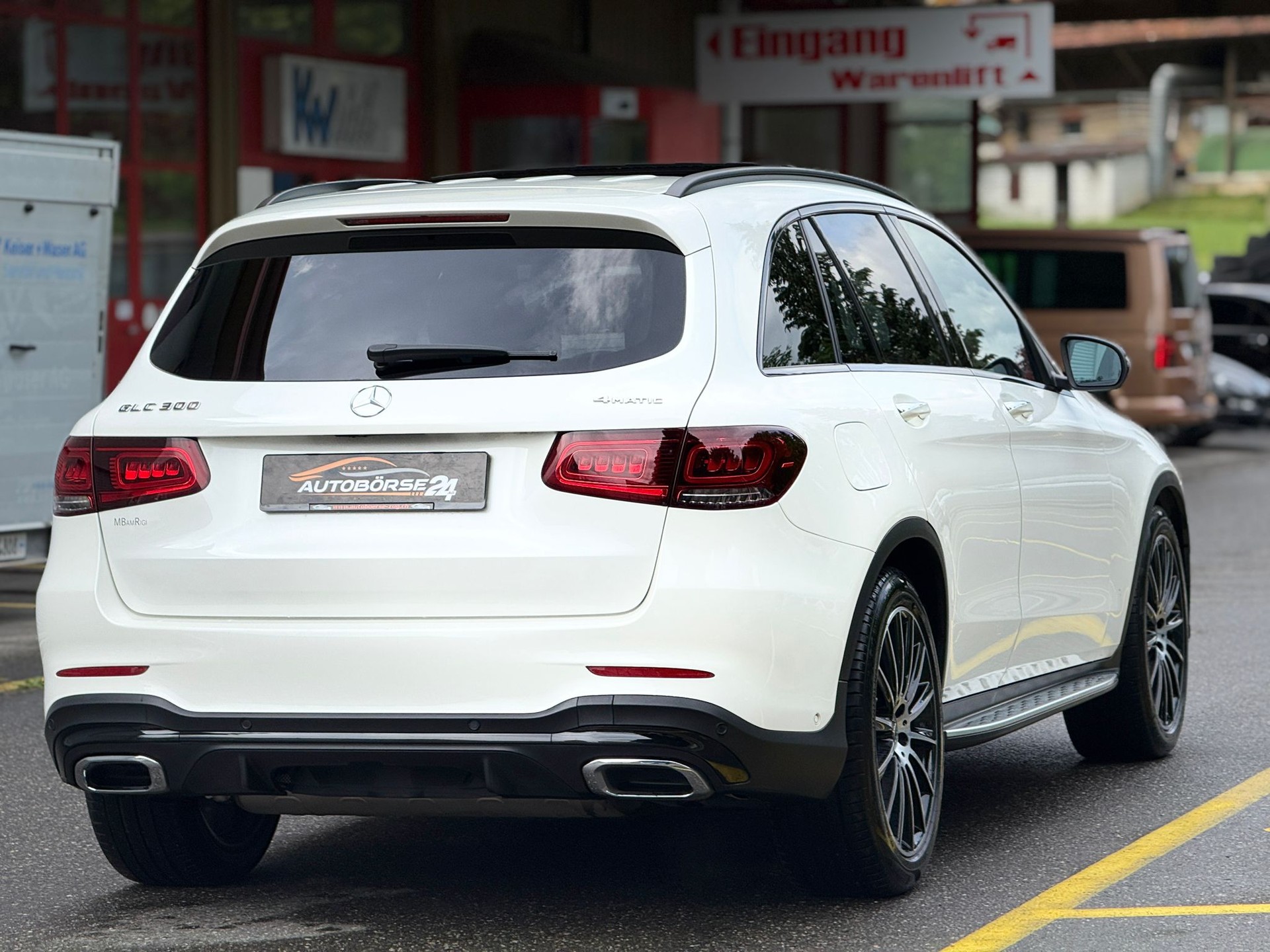 MERCEDES-BENZ GLC 300 AMG Line 4m-image-4