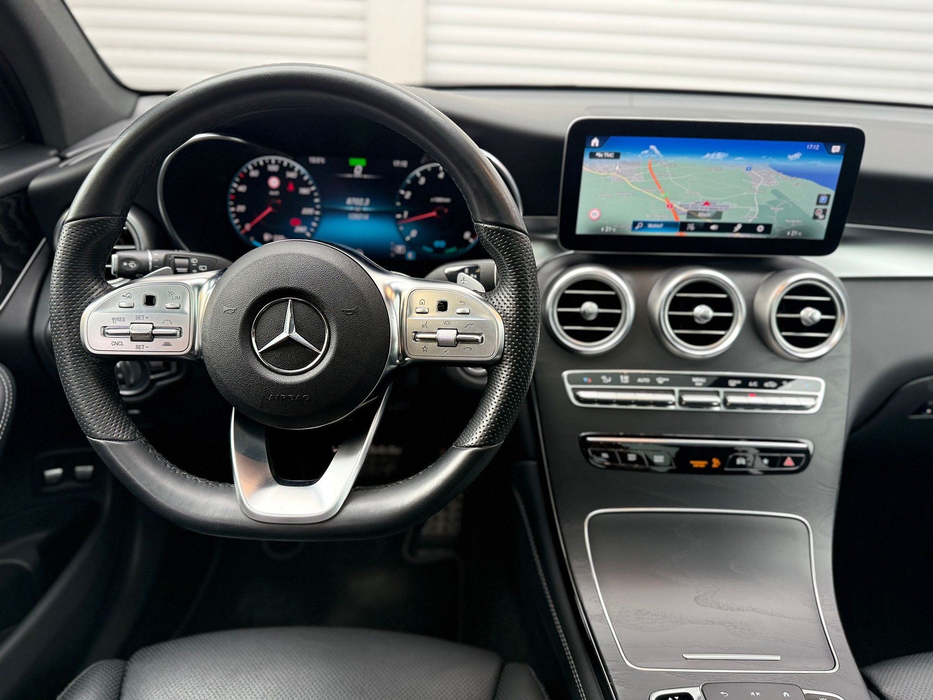 MERCEDES-BENZ GLC 300 AMG Line 4m-image-14