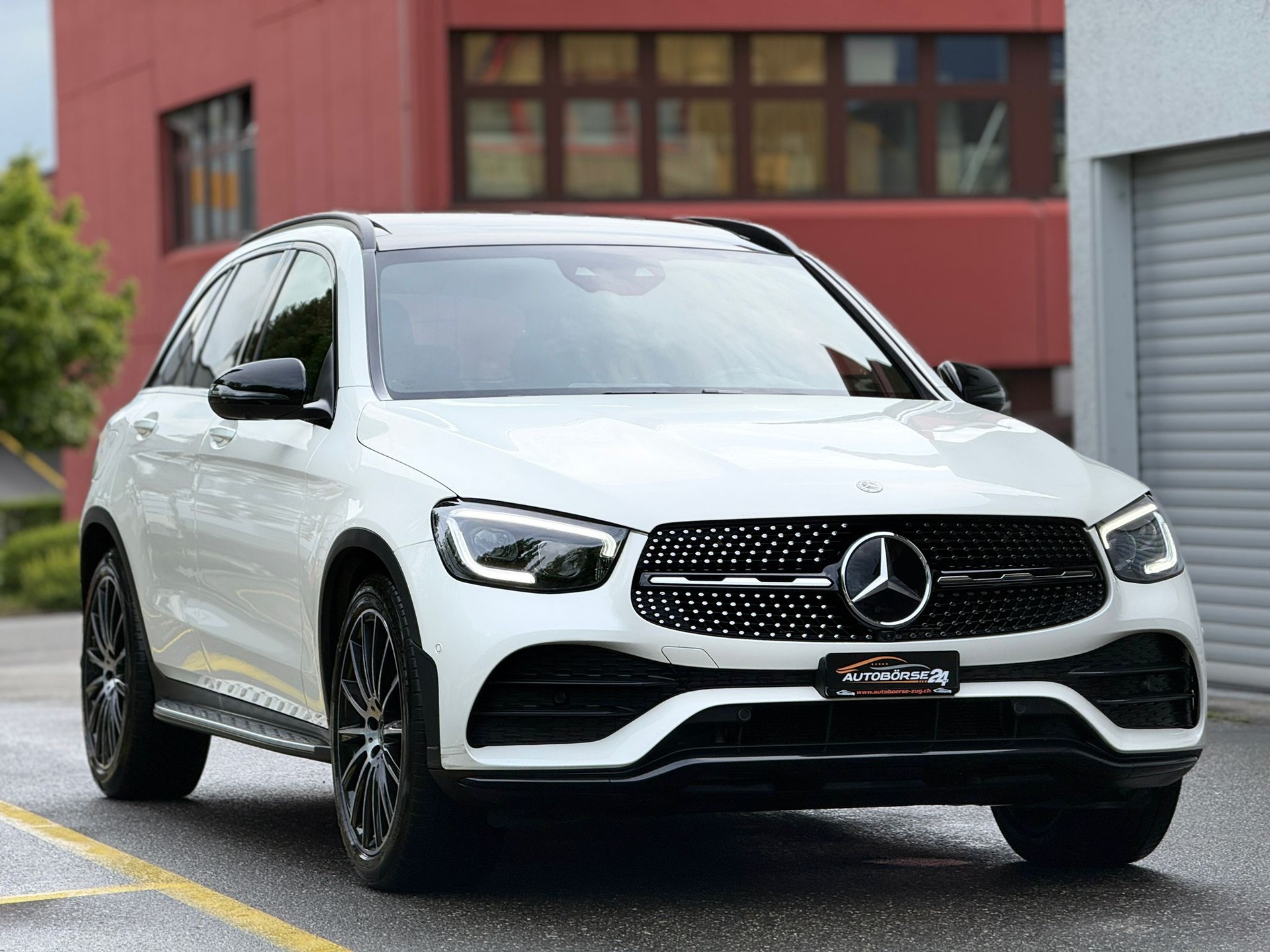 MERCEDES-BENZ GLC 300 AMG Line 4m-showroom-element-1