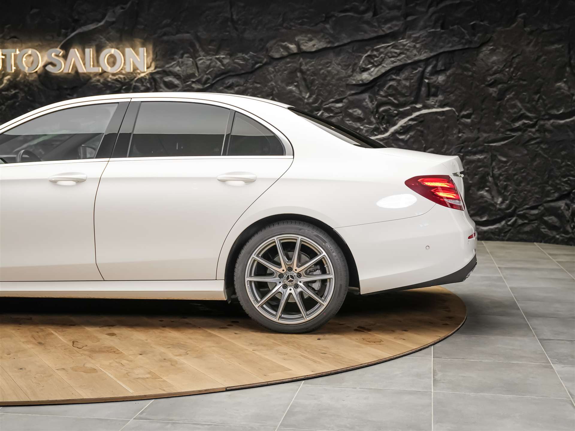 MERCEDES-BENZ E 220 d AMG Line 9G-Tronic *Facelift*Multibeam LED*ACC*360° Kamera*-image-16