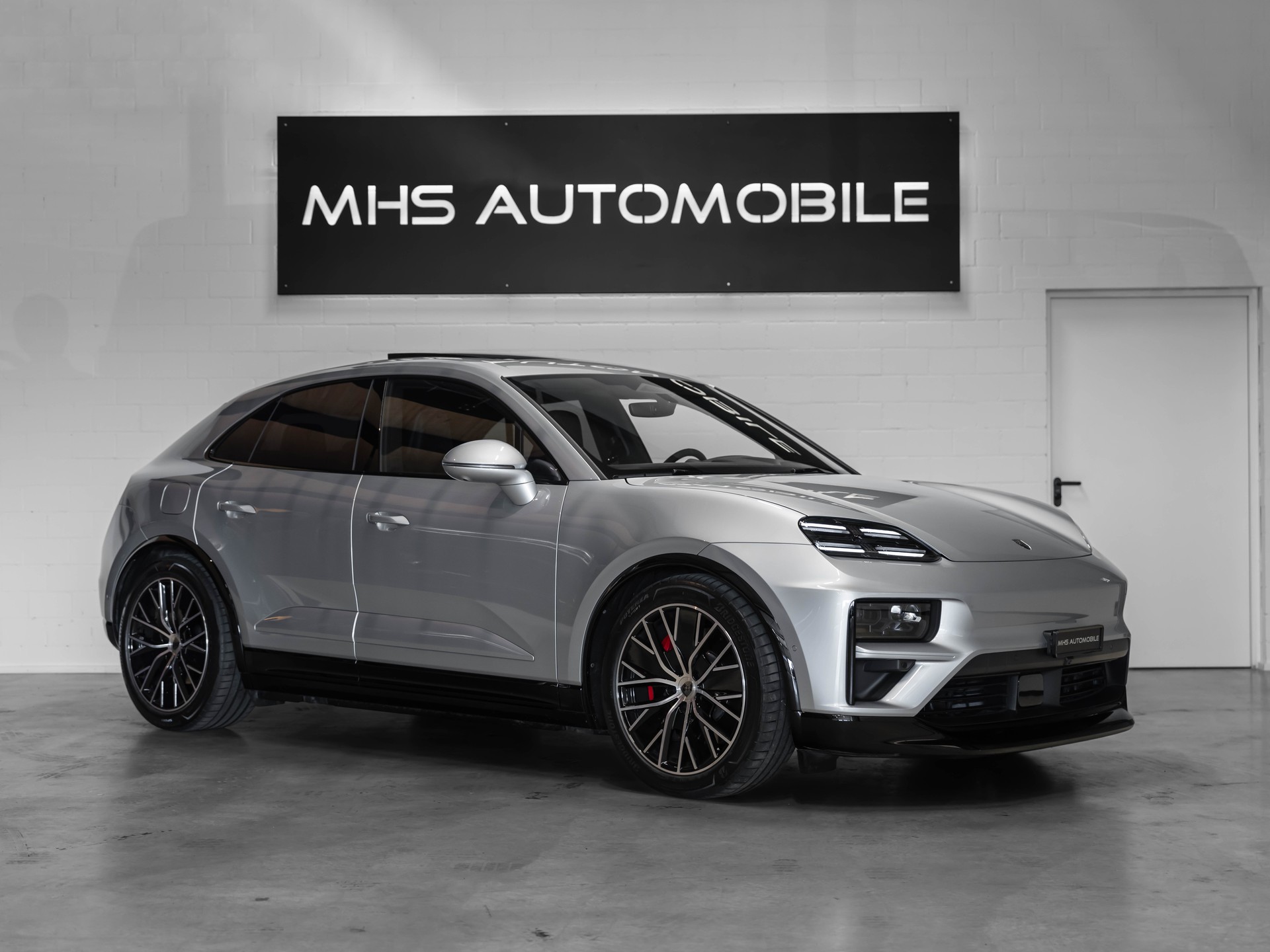 PORSCHE Macan Turbo 100kWh-image-5