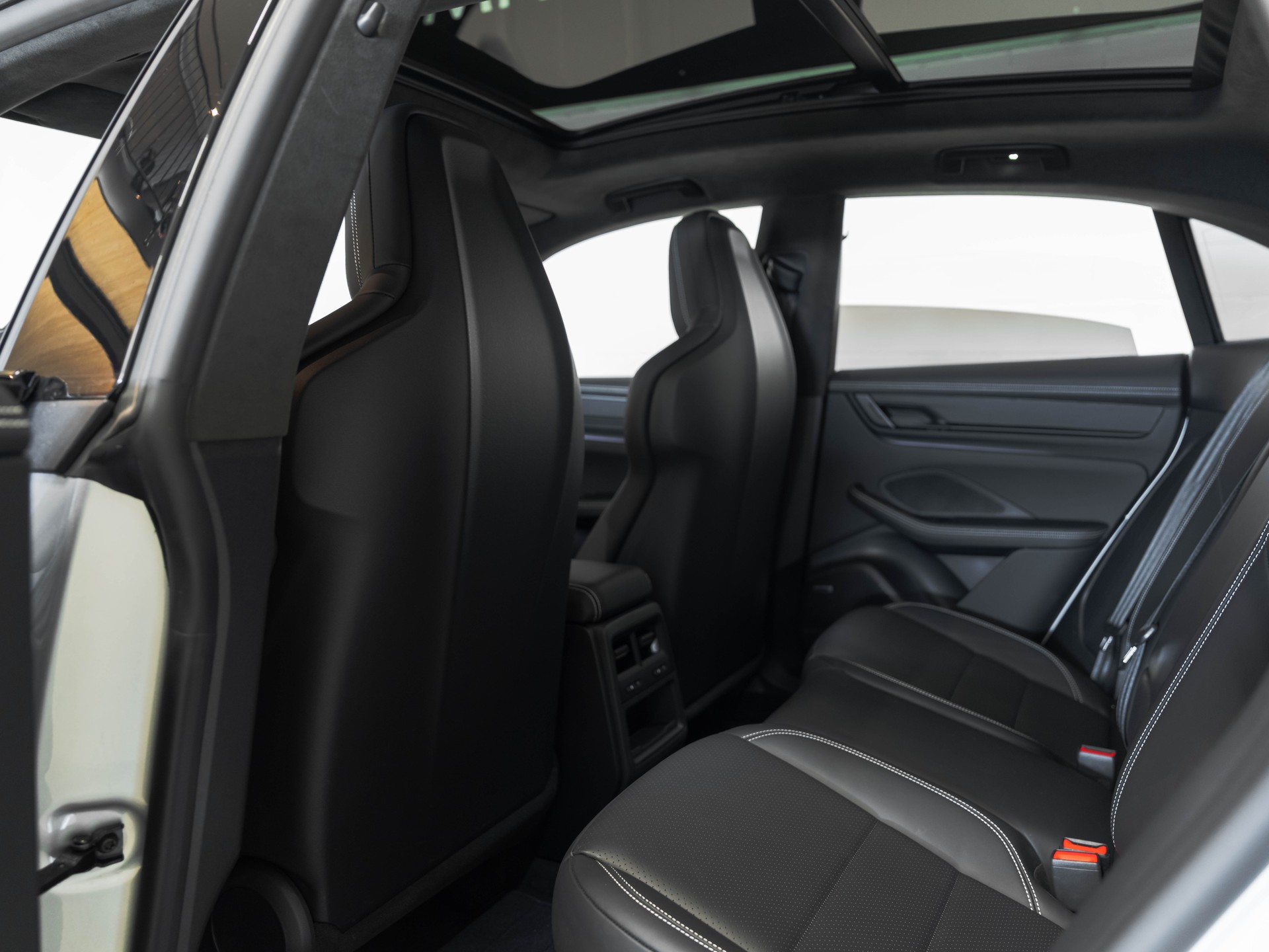 PORSCHE Macan Turbo 100kWh-image-12