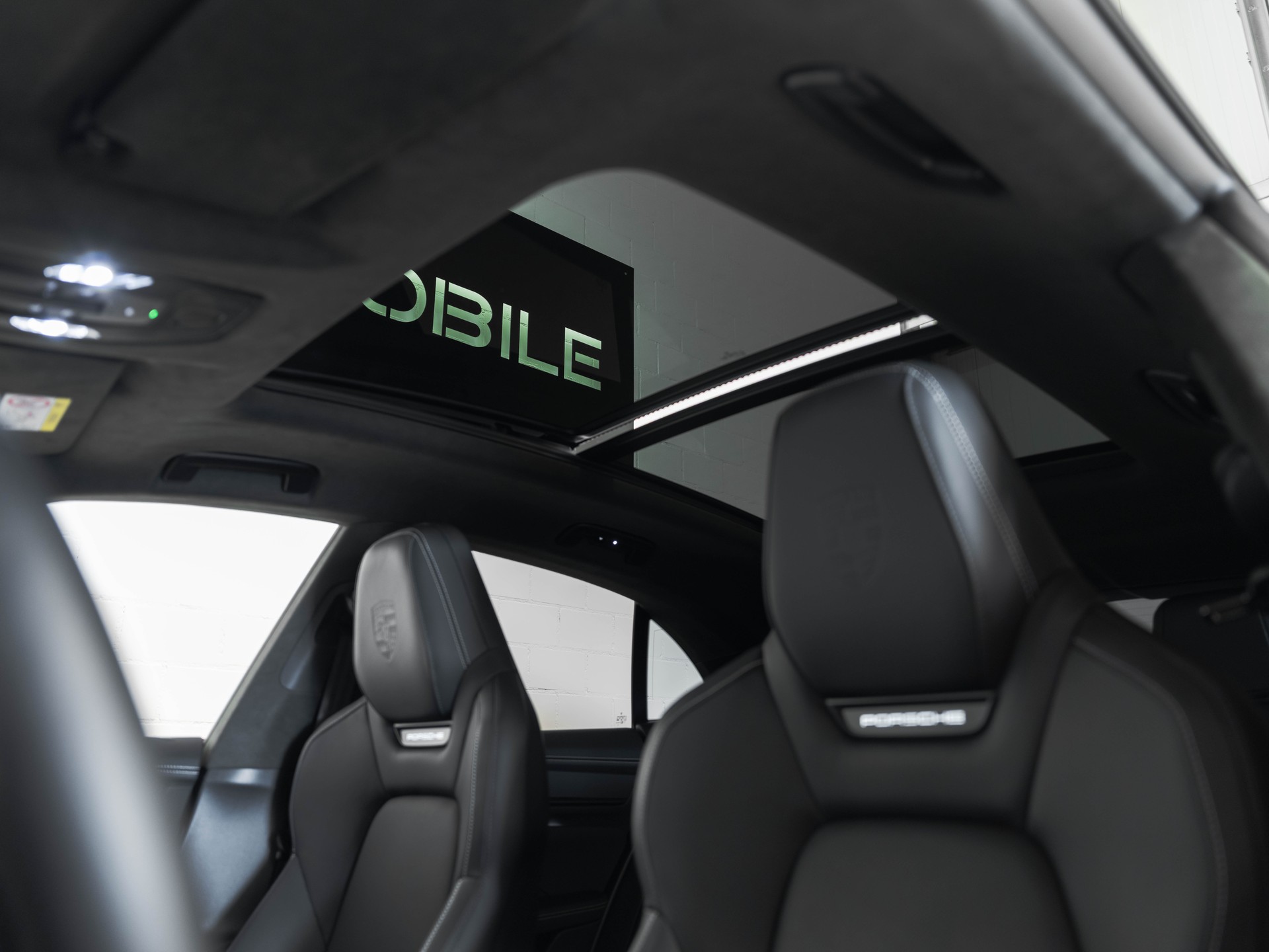 PORSCHE Macan Turbo 100kWh-image-11