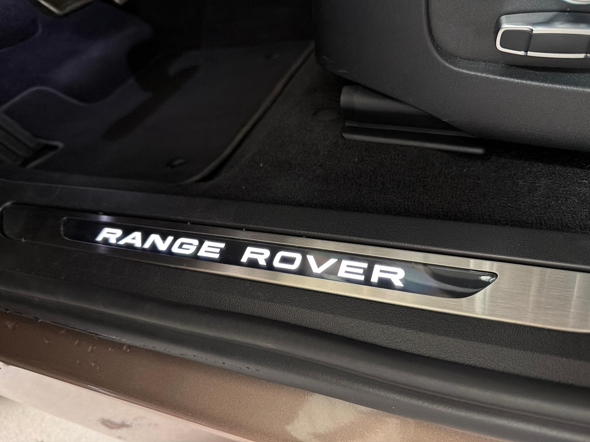 LAND ROVER Range Rover Evoque 1.5 T 270e Autobiography-image-18