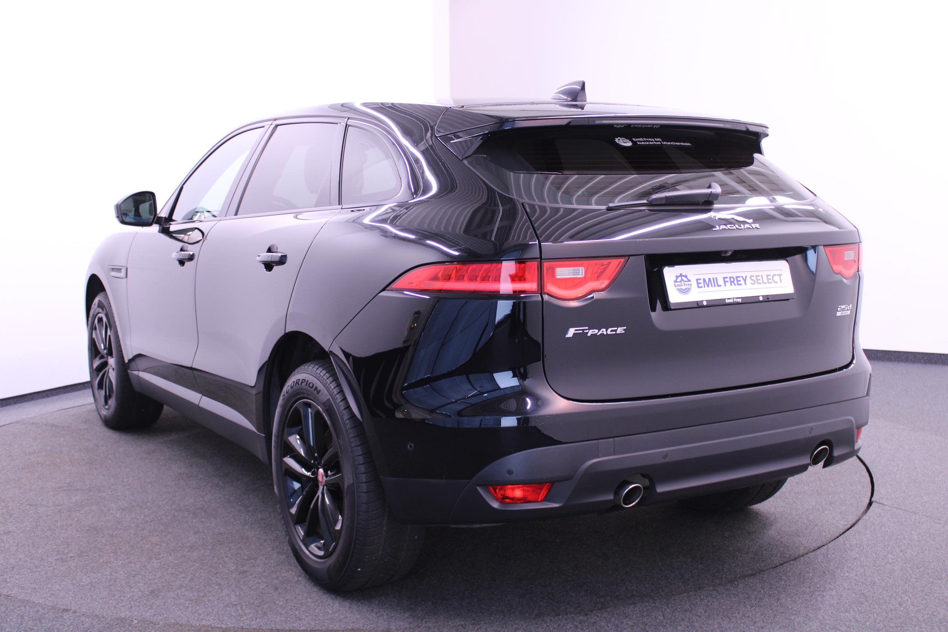 JAGUAR F-Pace 2.0 D 240 Prestige AWD-showroom-element-2