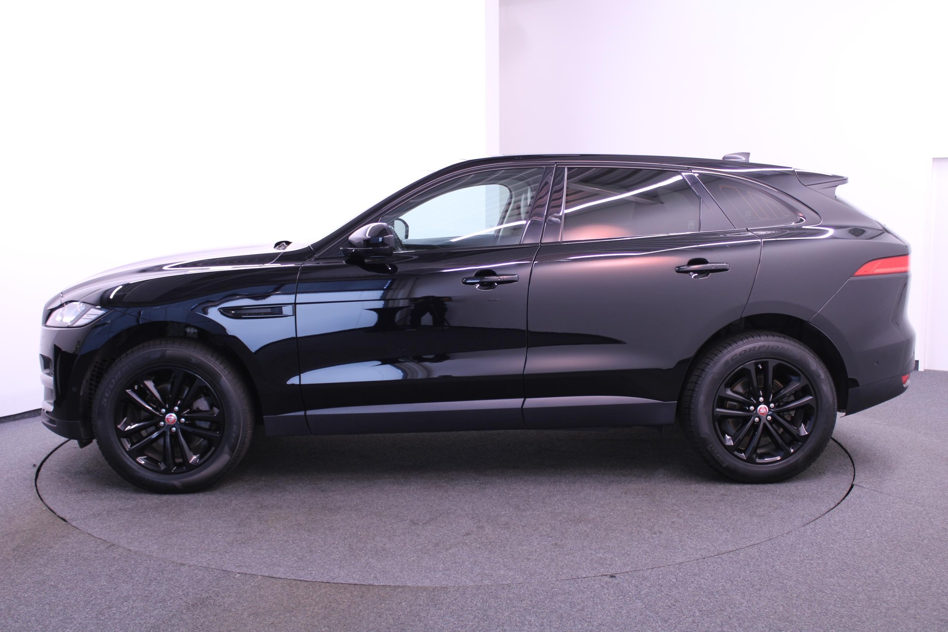 JAGUAR F-Pace 2.0 D 240 Prestige AWD-showroom-element-3
