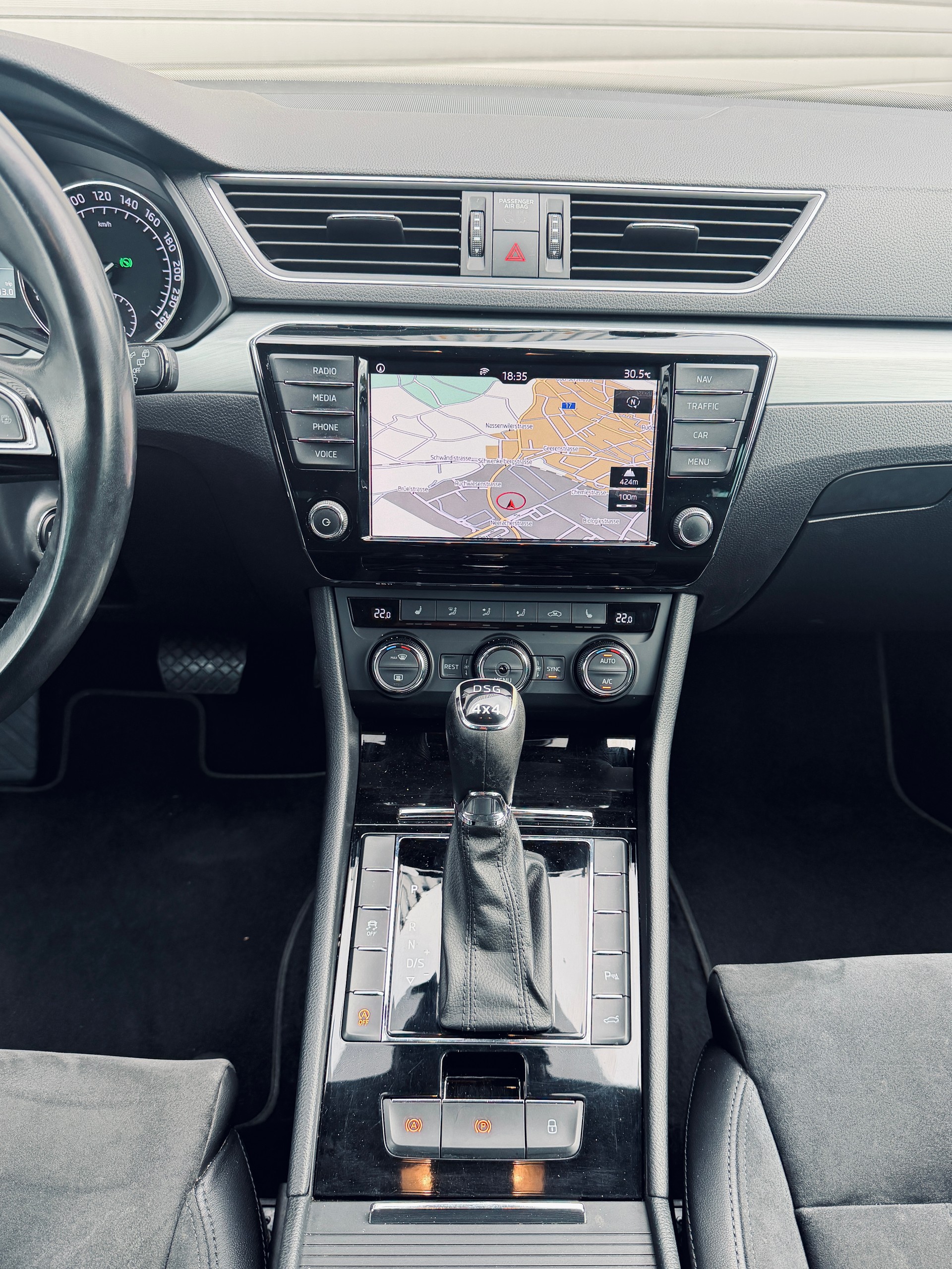 SKODA Superb Combi 2.0 TSI Style DSG 4x4-image-11