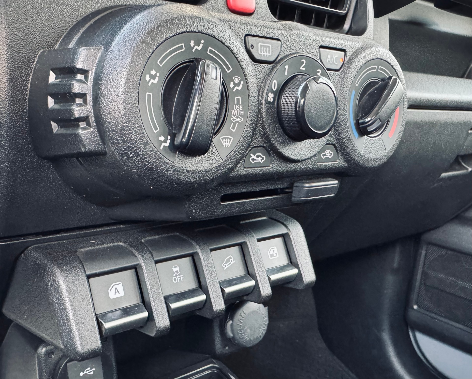 SUZUKI Jimny 1.5 Compact+ 4x4-image-14