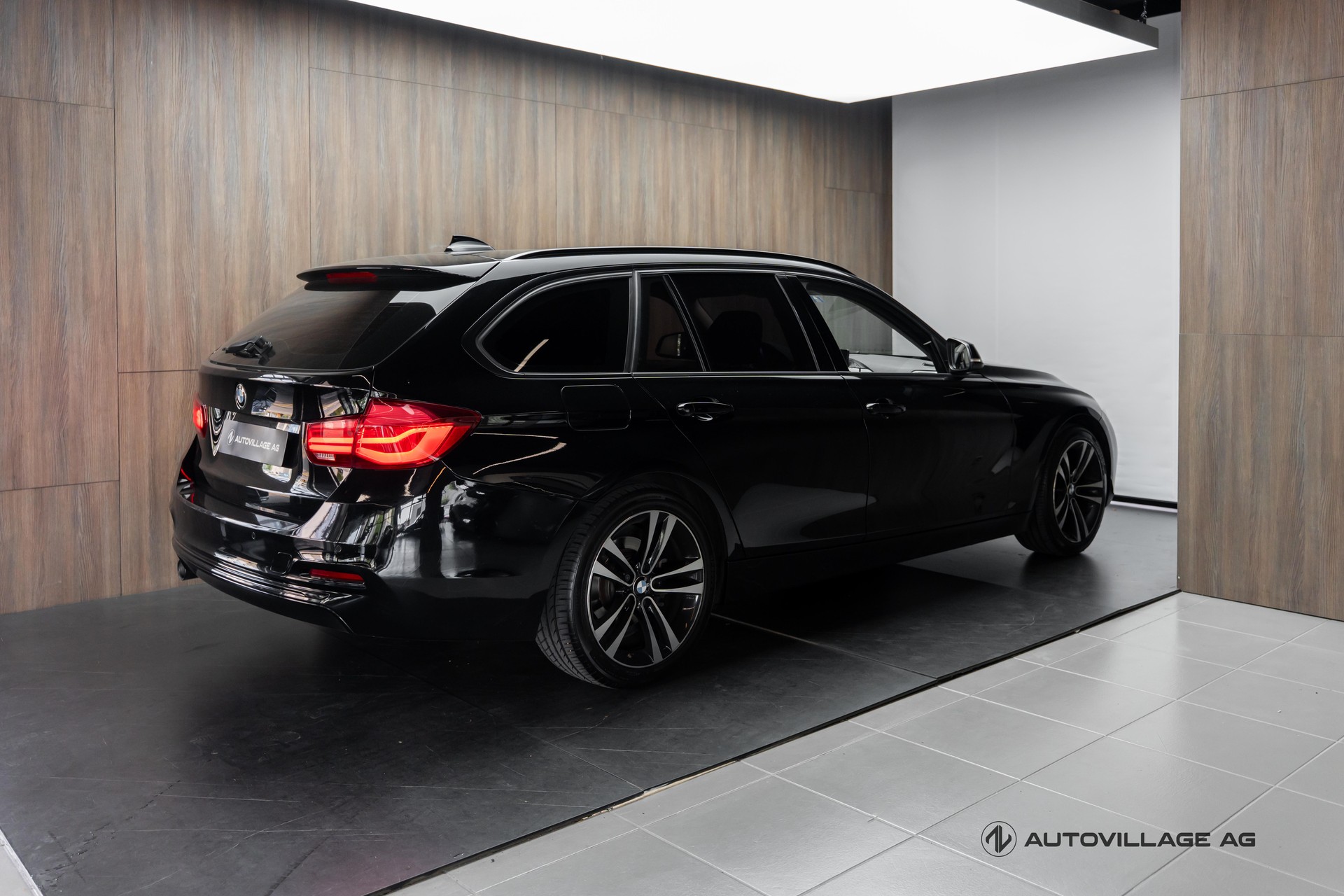BMW 318d Touring Edition Sport Line Steptronic-showroom-element-1