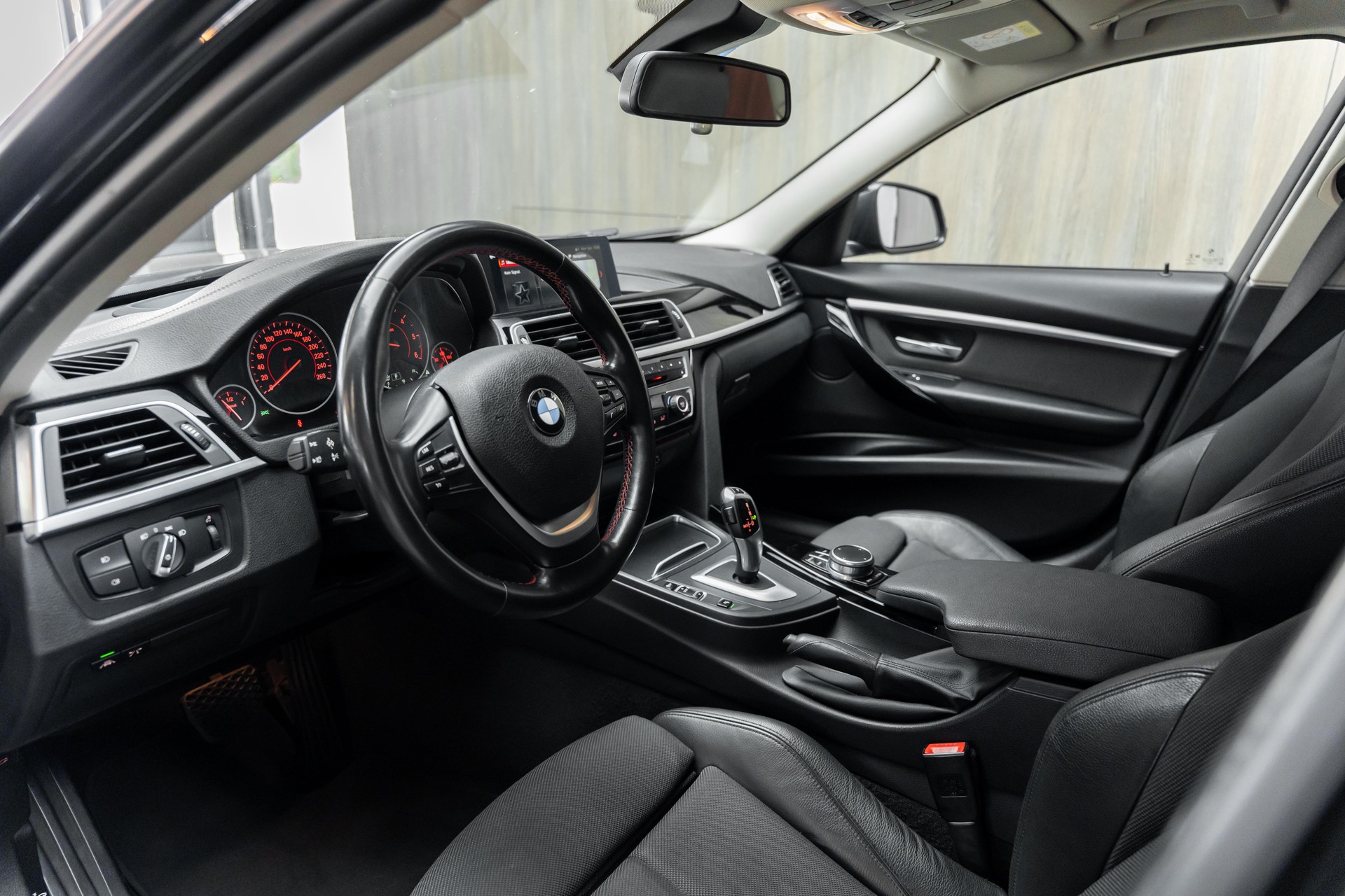 BMW 318d Touring Edition Sport Line Steptronic-showroom-element-3