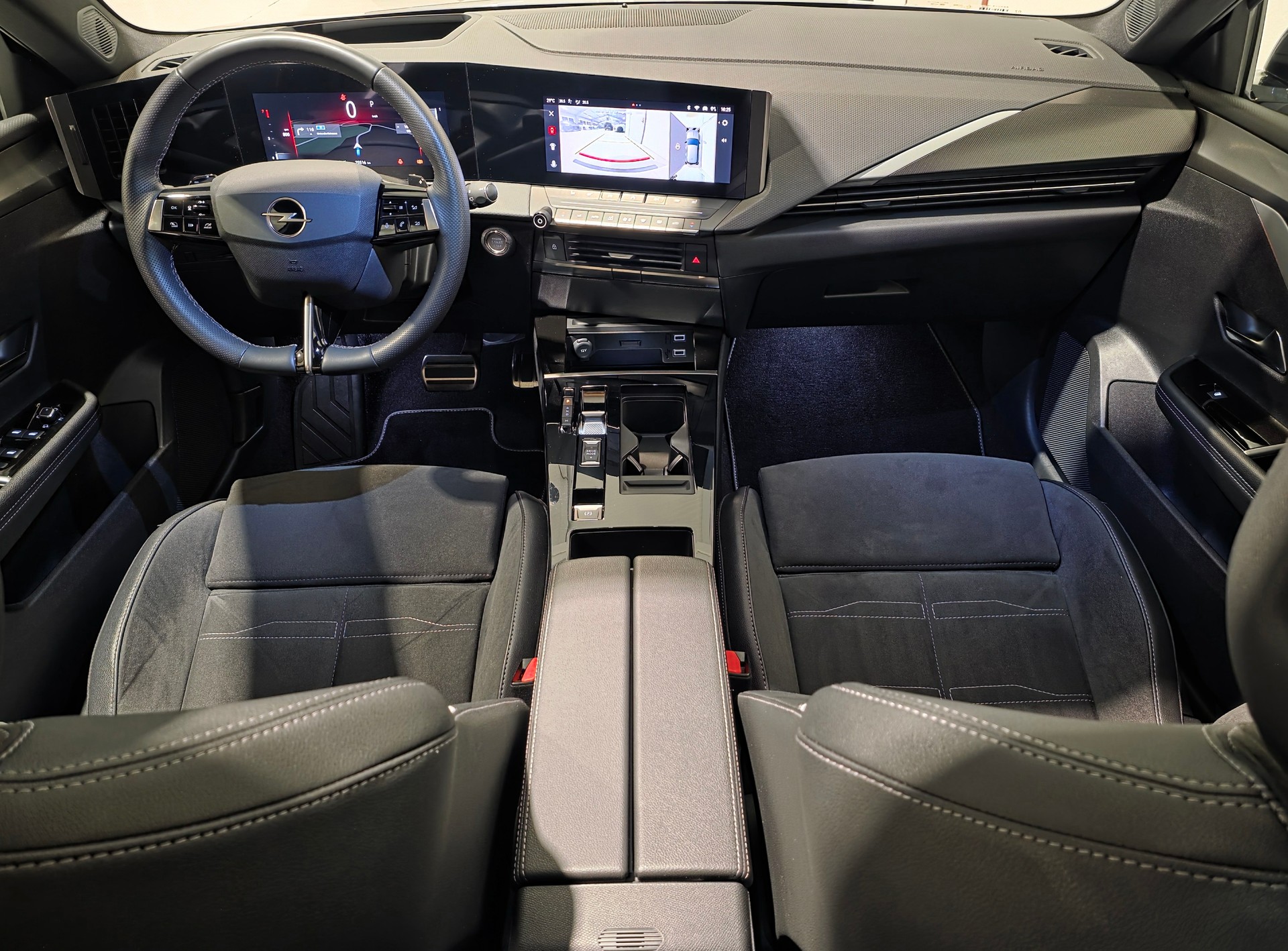 OPEL Astra 1.2i Turbo Swiss Premium Ultimate Limousine-image-4