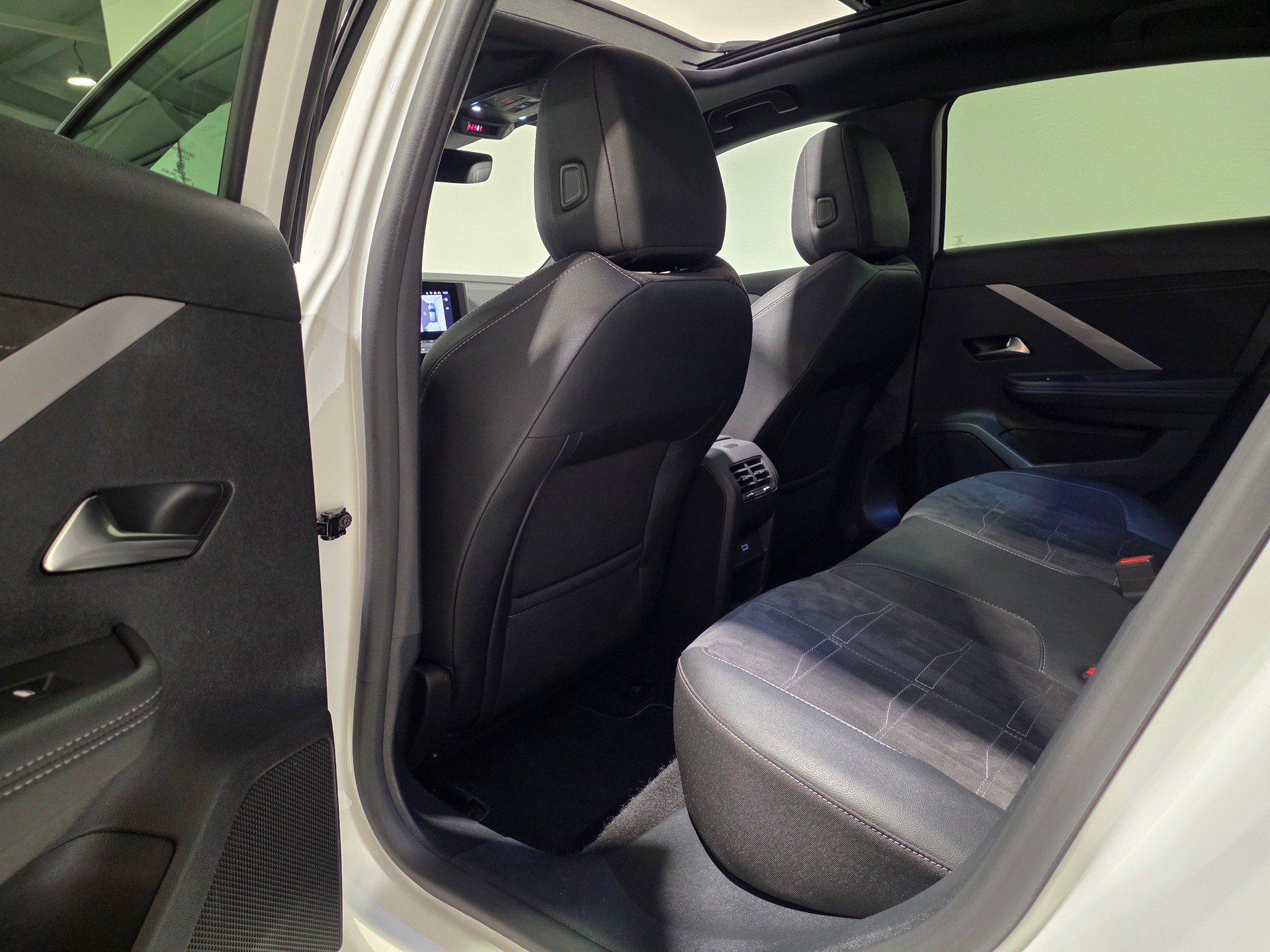 OPEL Astra 1.2i Turbo Swiss Premium Ultimate Limousine-image-20
