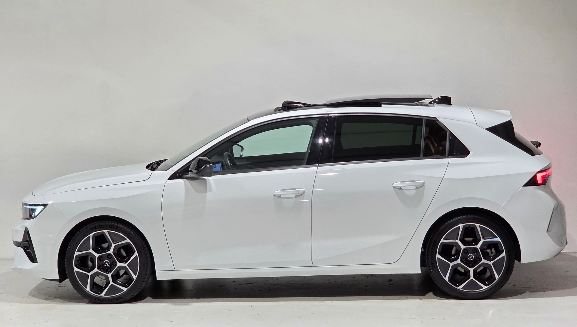 OPEL Astra 1.2i Turbo Swiss Premium Ultimate Limousine-showroom-element-1