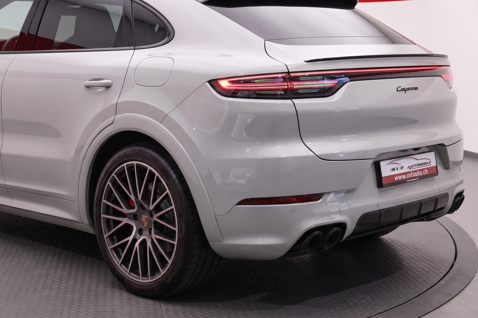 PORSCHE Cayenne Coupé 3.0 V6 E-Hybrid CH FAHRZEUG ( cashmerebeigemetallic )-image-10