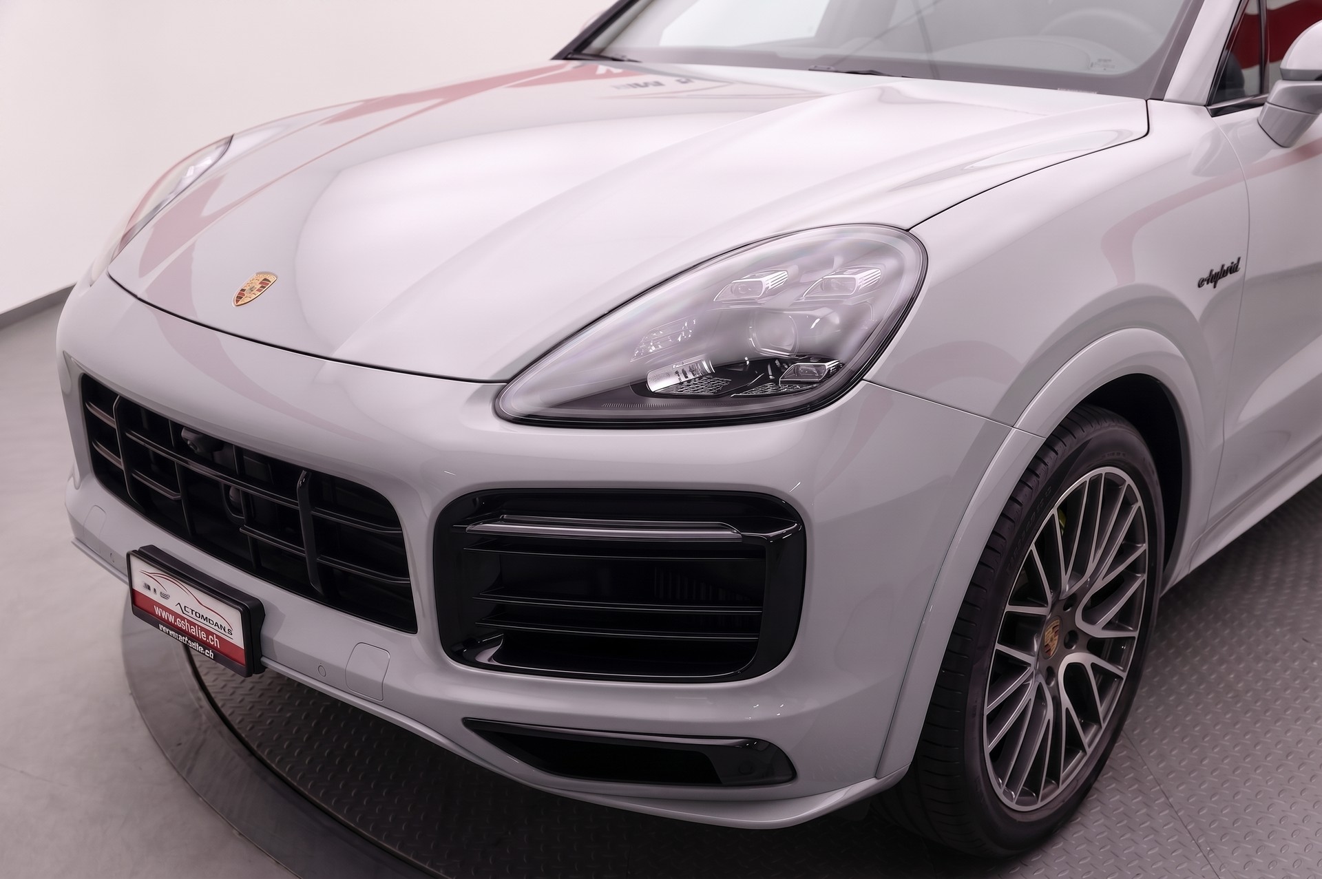PORSCHE Cayenne Coupé 3.0 V6 E-Hybrid CH FAHRZEUG ( cashmerebeigemetallic )-image-6