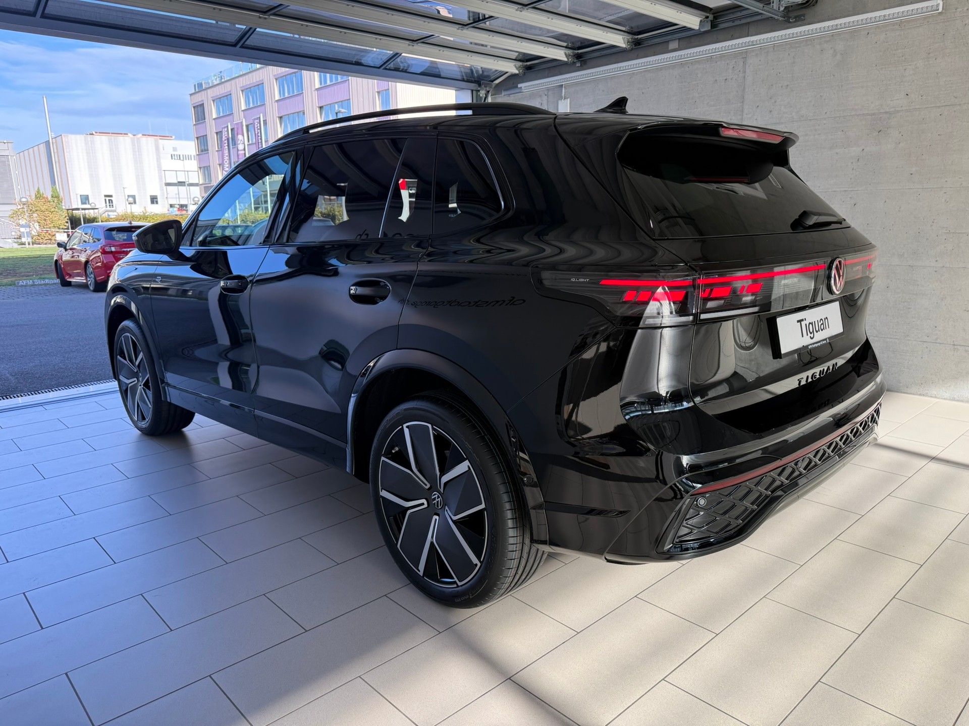 VW Tiguan 2.0 TSI DSG R-Line United 4Motion-showroom-element-3