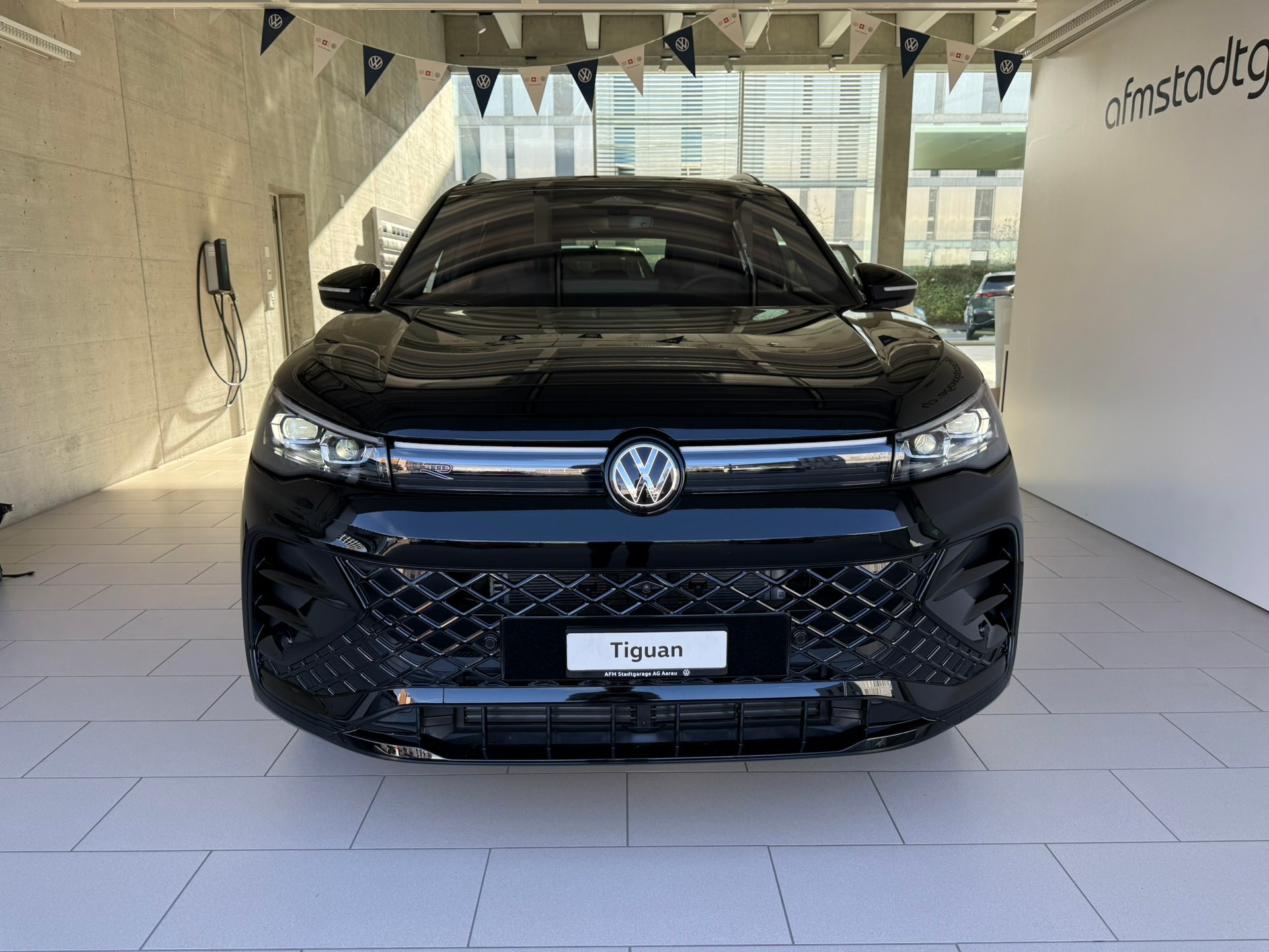 VW Tiguan 2.0 TSI DSG R-Line United 4Motion-showroom-element-1