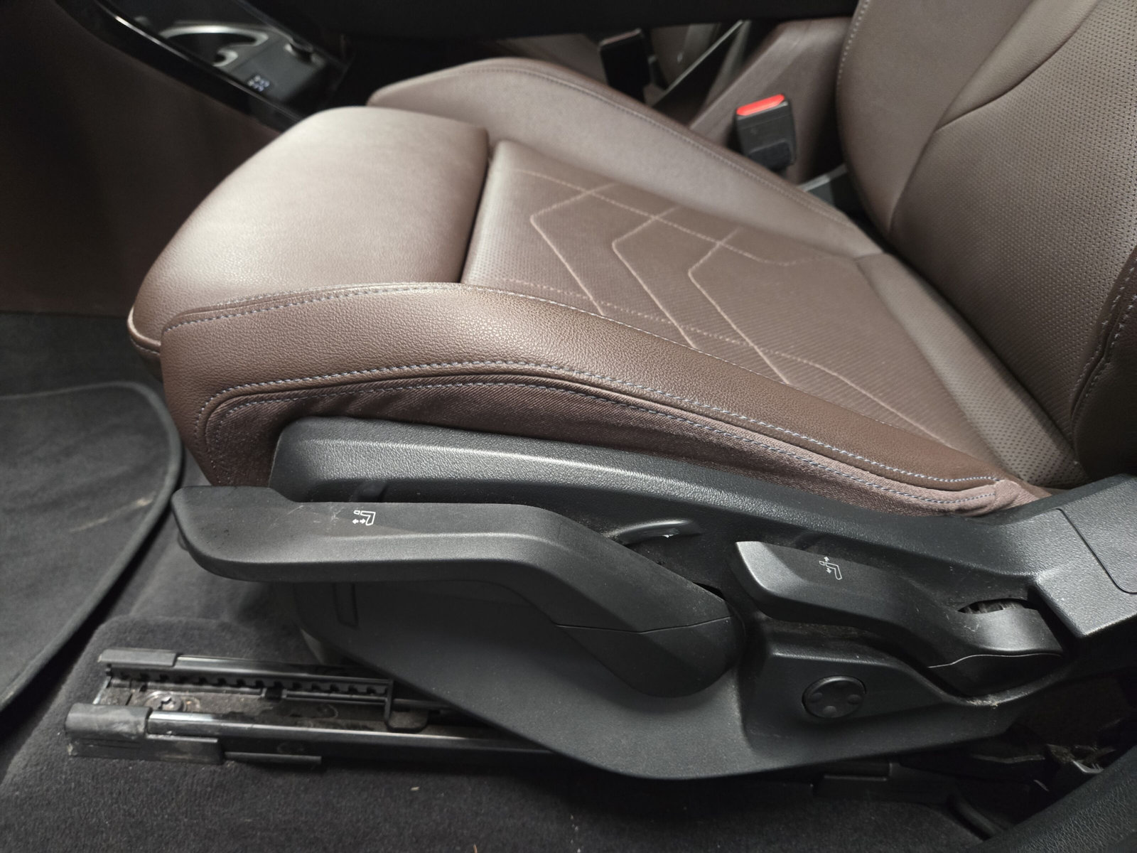 BMW iX1 xDrive 30 xLine-image-17