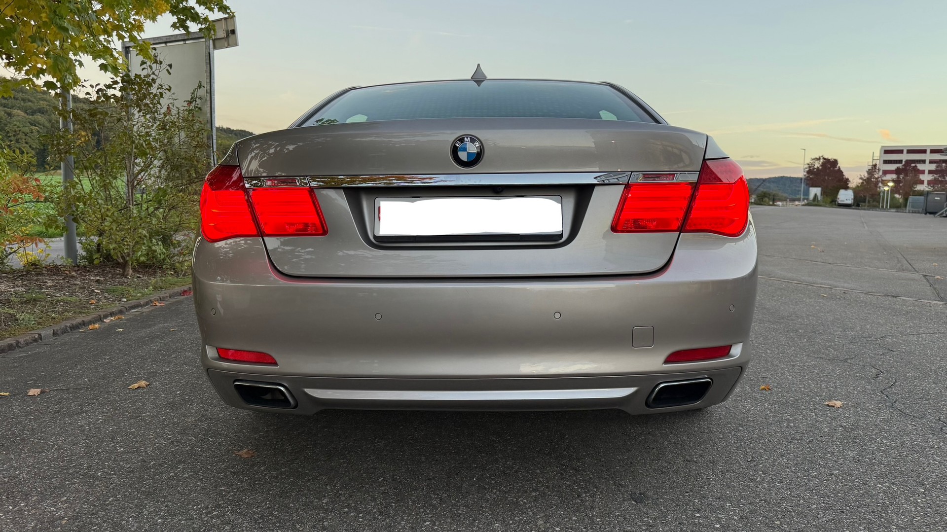 BMW 750i-image-5