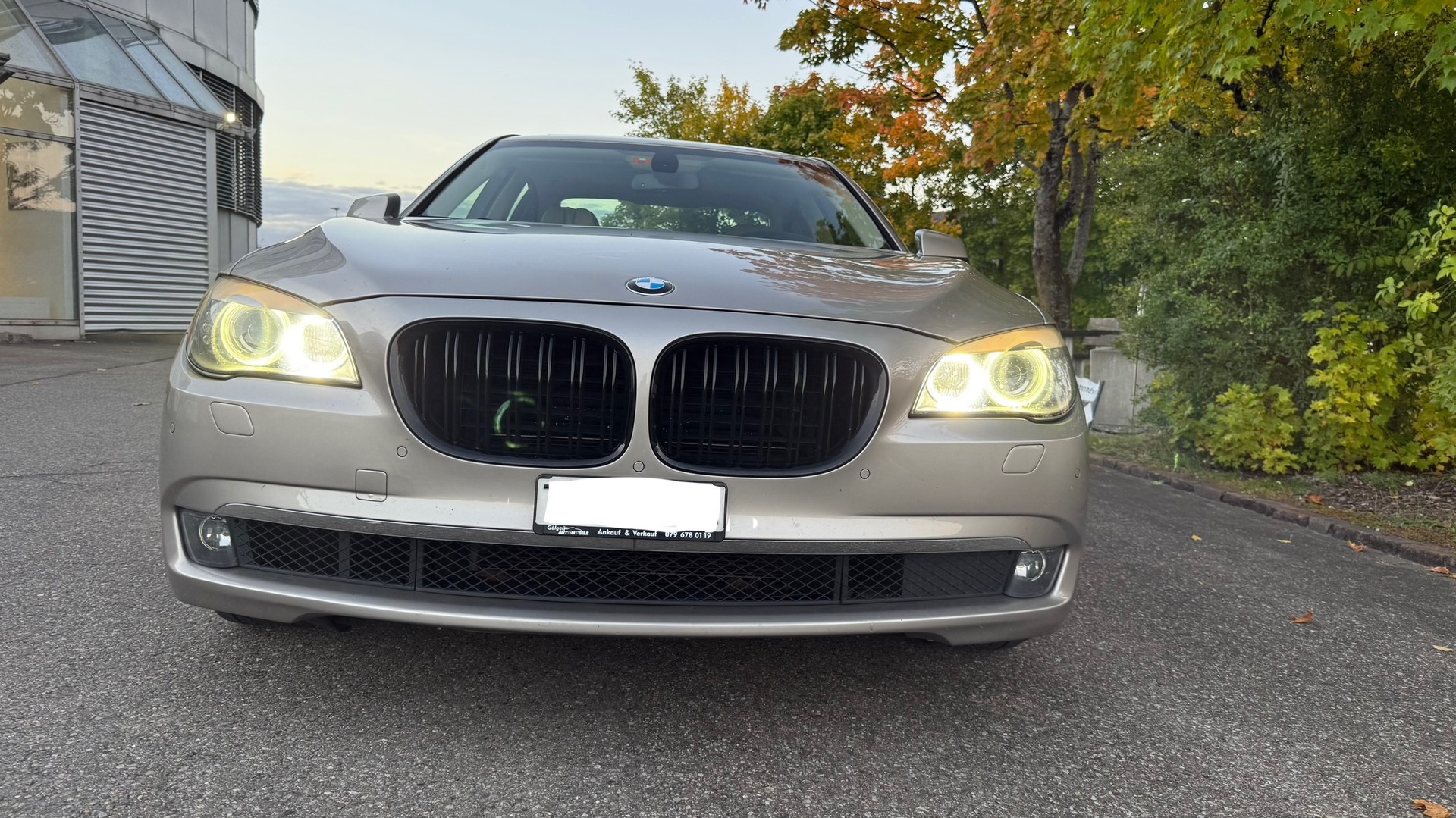 BMW 750i-image-1