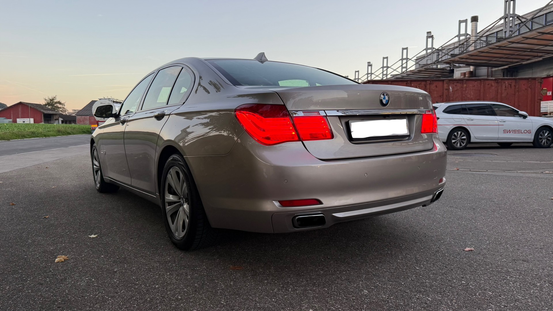 BMW 750i-image-6