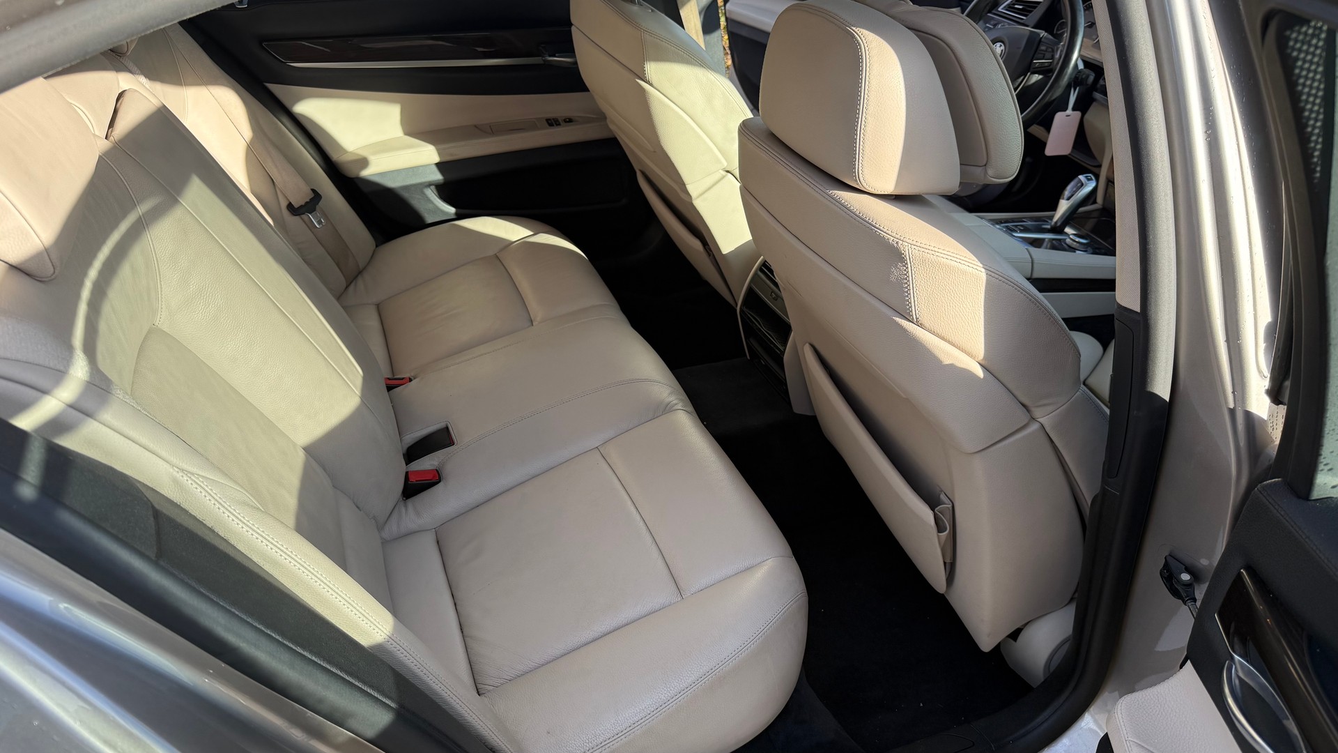 BMW 750i-image-14