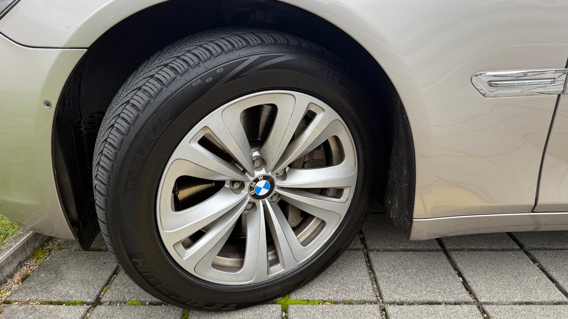 BMW 750i-image-8