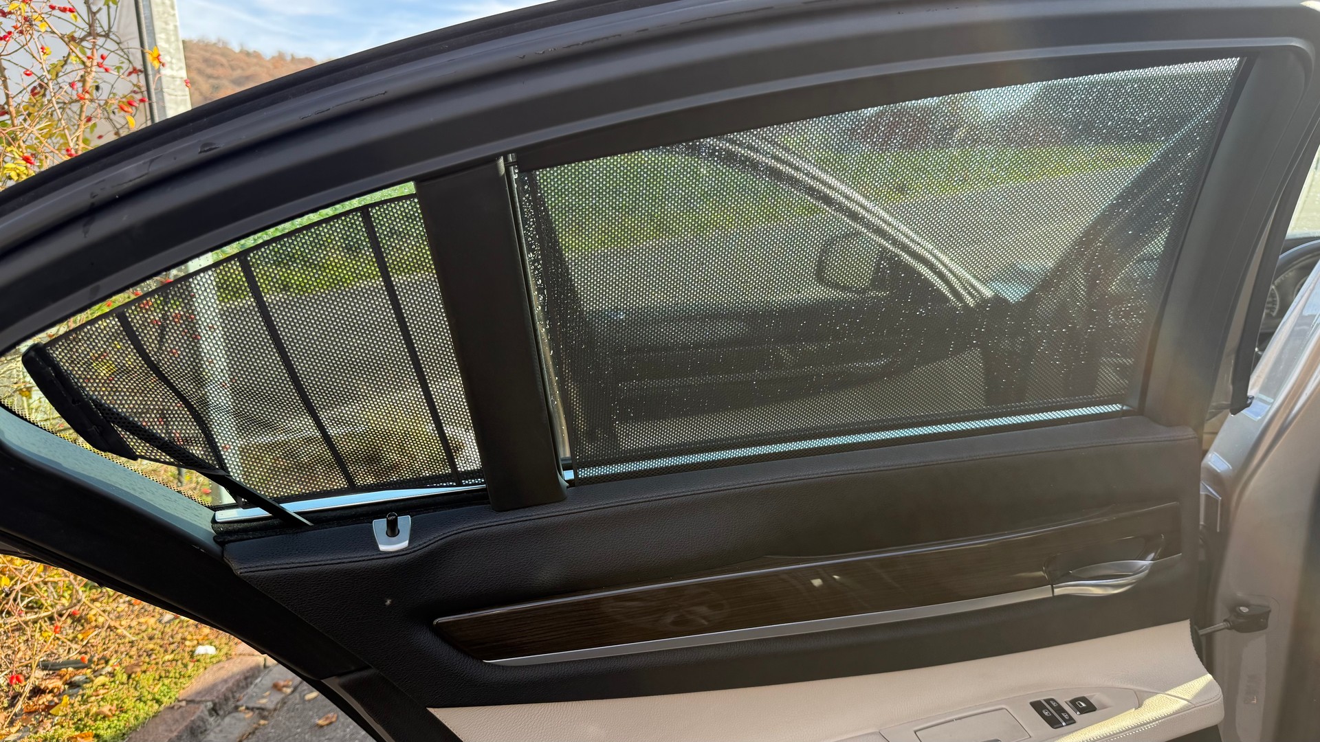 BMW 750i-image-16