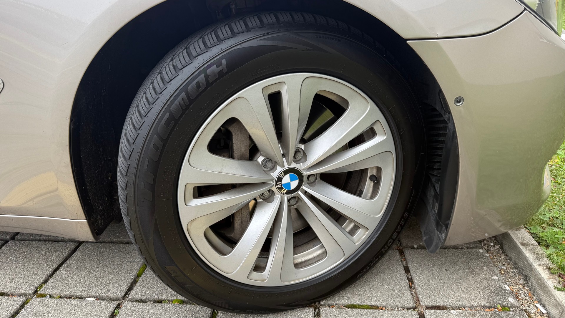 BMW 750i-image-11