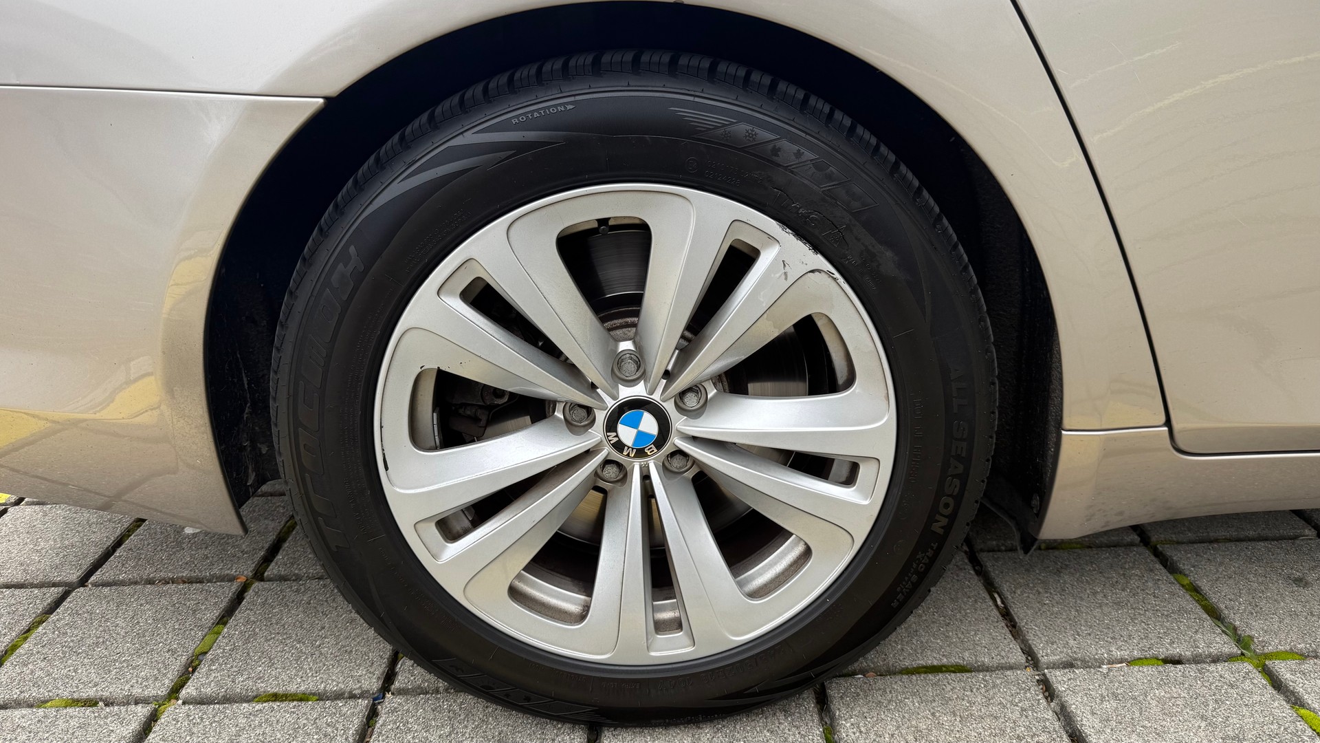 BMW 750i-image-10