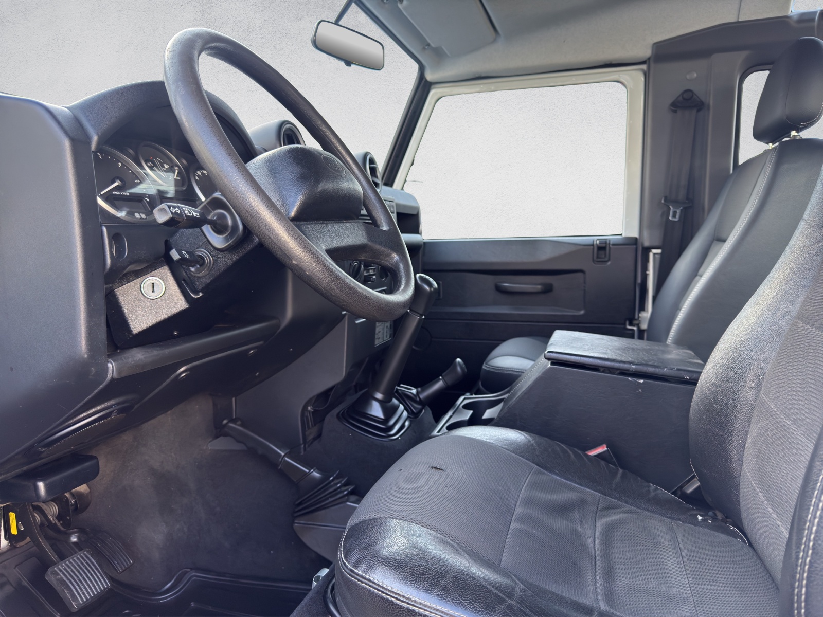 LAND ROVER Defender 90 2.2 TD4 Station Wagon-image-12