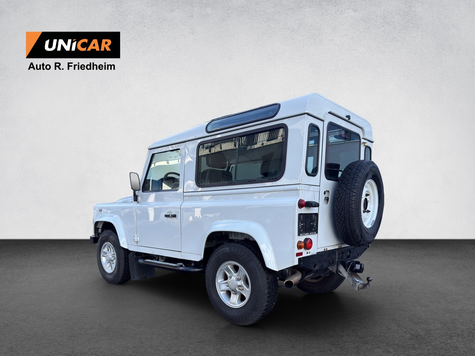 LAND ROVER Defender 90 2.2 TD4 Station Wagon-image-4