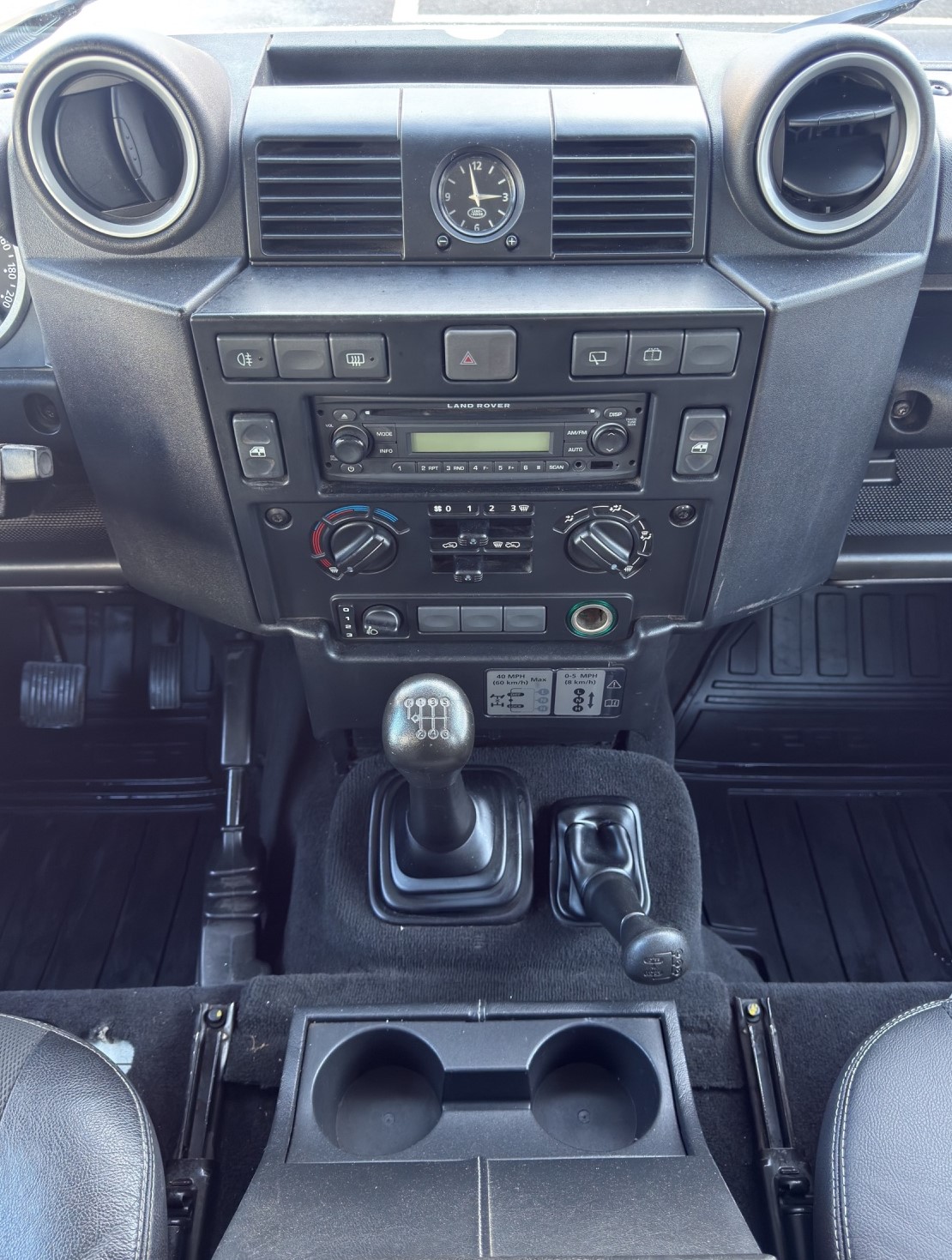 LAND ROVER Defender 90 2.2 TD4 Station Wagon-image-10