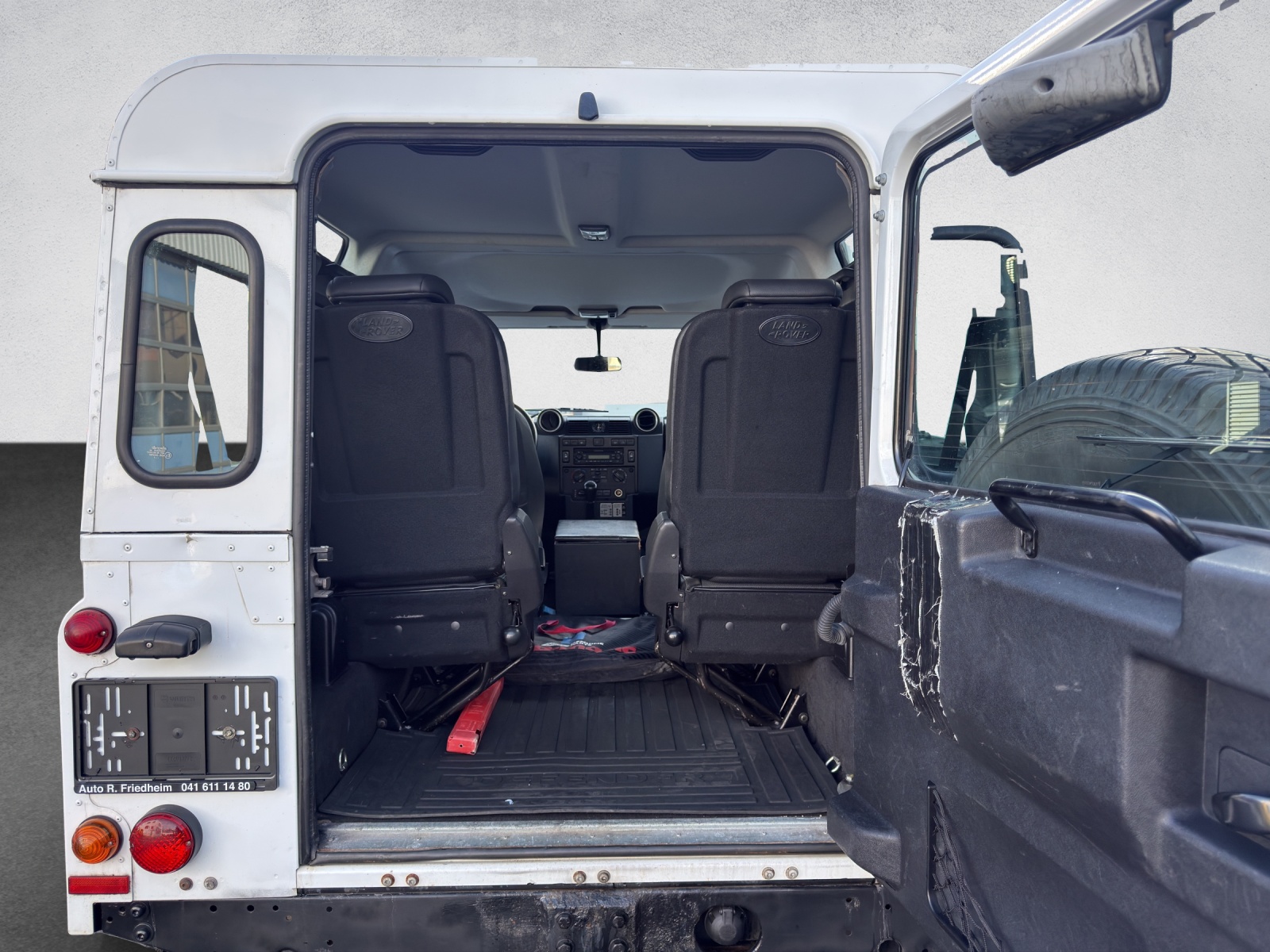 LAND ROVER Defender 90 2.2 TD4 Station Wagon-image-16