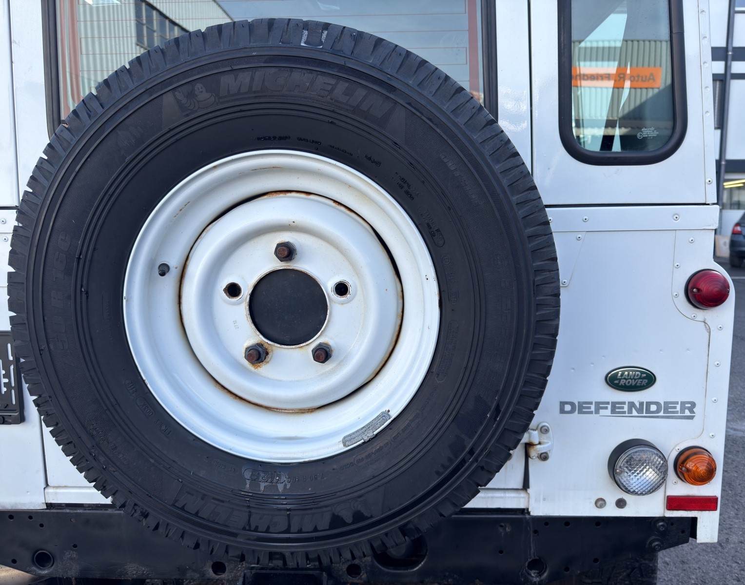 LAND ROVER Defender 90 2.2 TD4 Station Wagon-image-17
