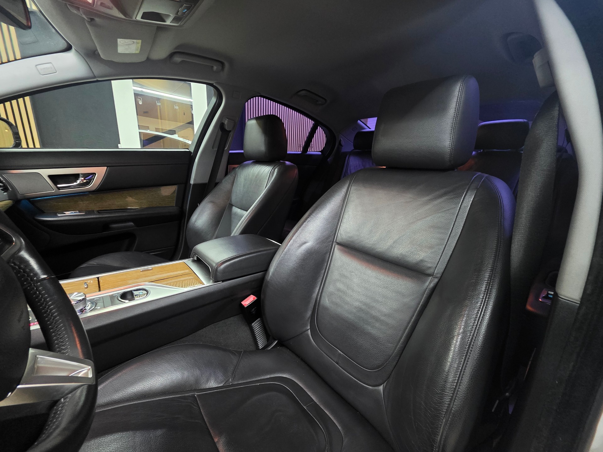 JAGUAR XF 2.2d Black Package-image-9