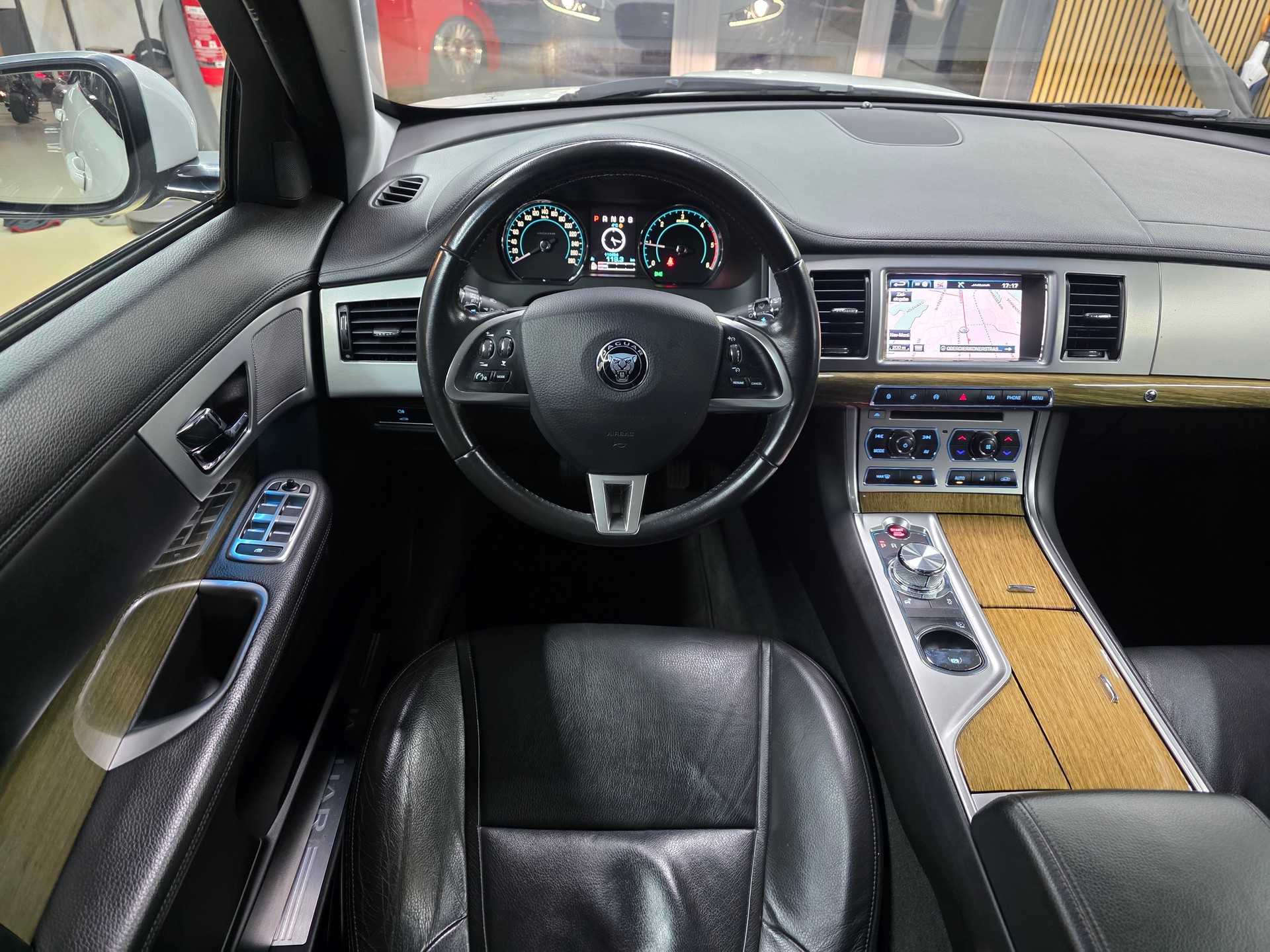 JAGUAR XF 2.2d Black Package-image-10