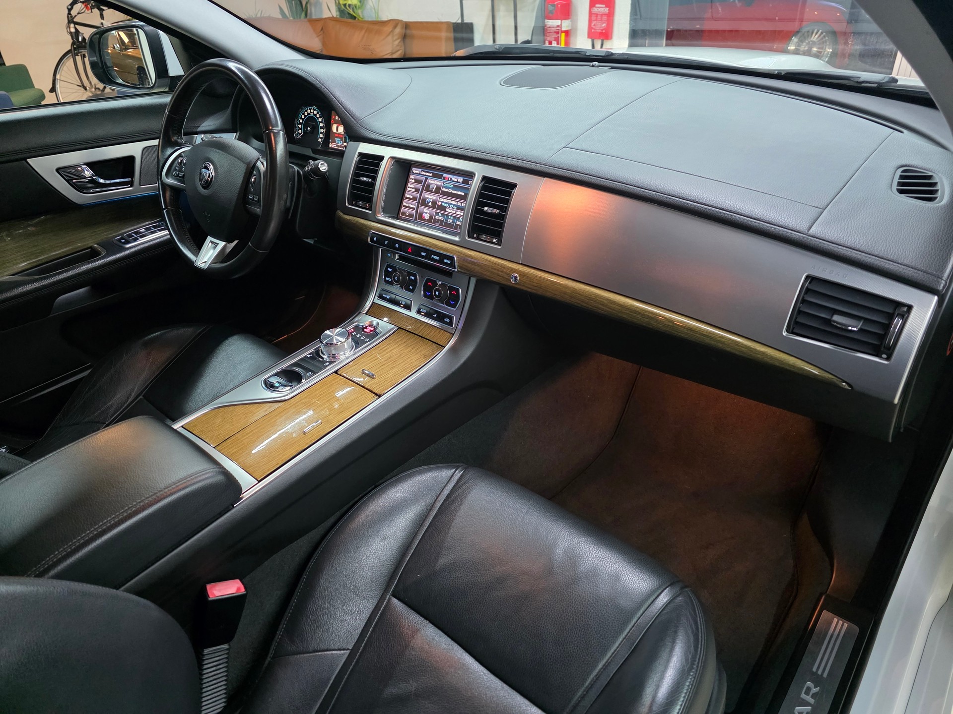 JAGUAR XF 2.2d Black Package-image-8