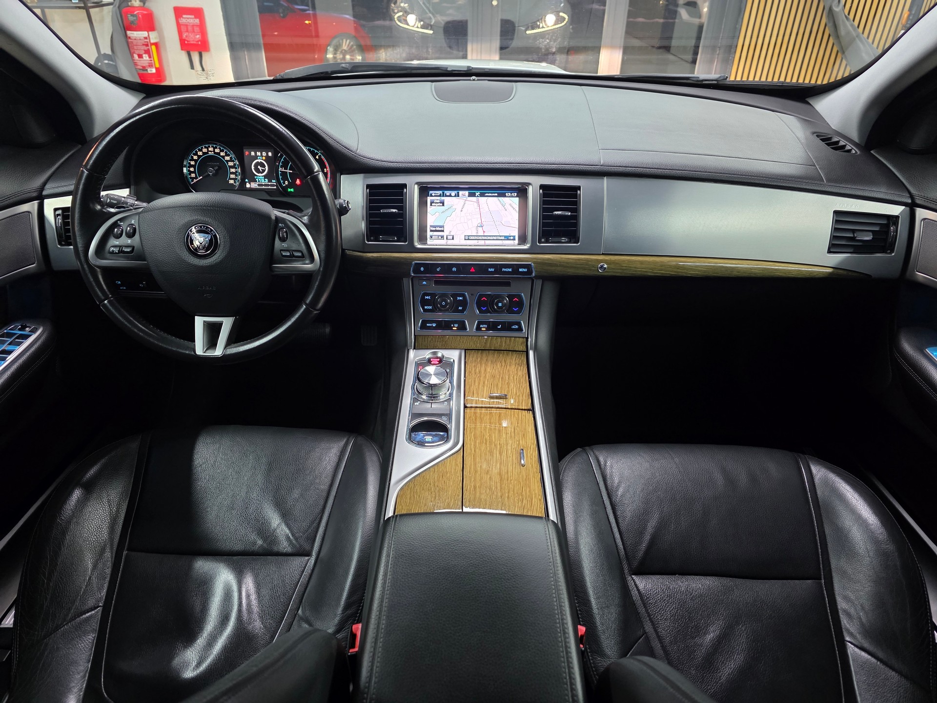 JAGUAR XF 2.2d Black Package-image-11
