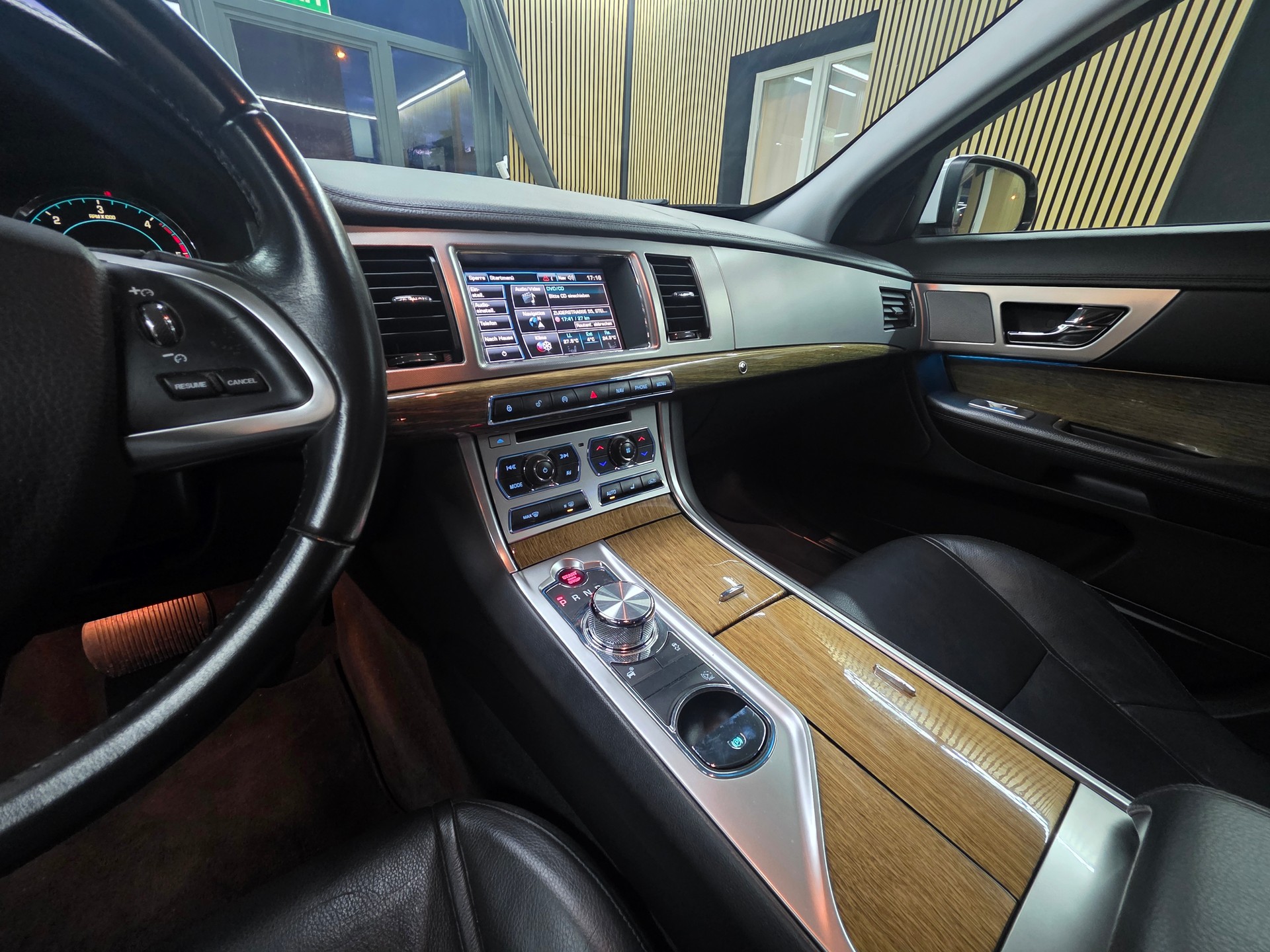 JAGUAR XF 2.2d Black Package-image-12