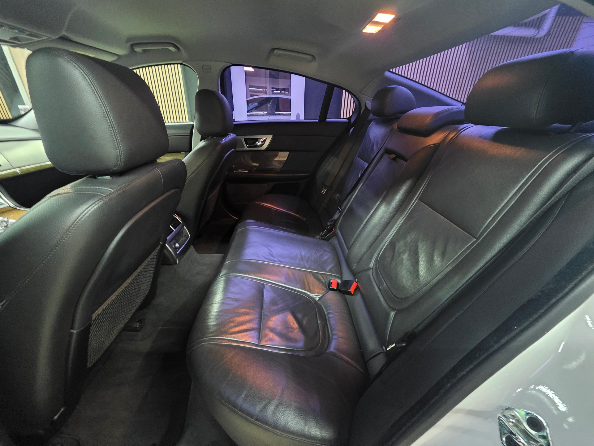 JAGUAR XF 2.2d Black Package-image-15
