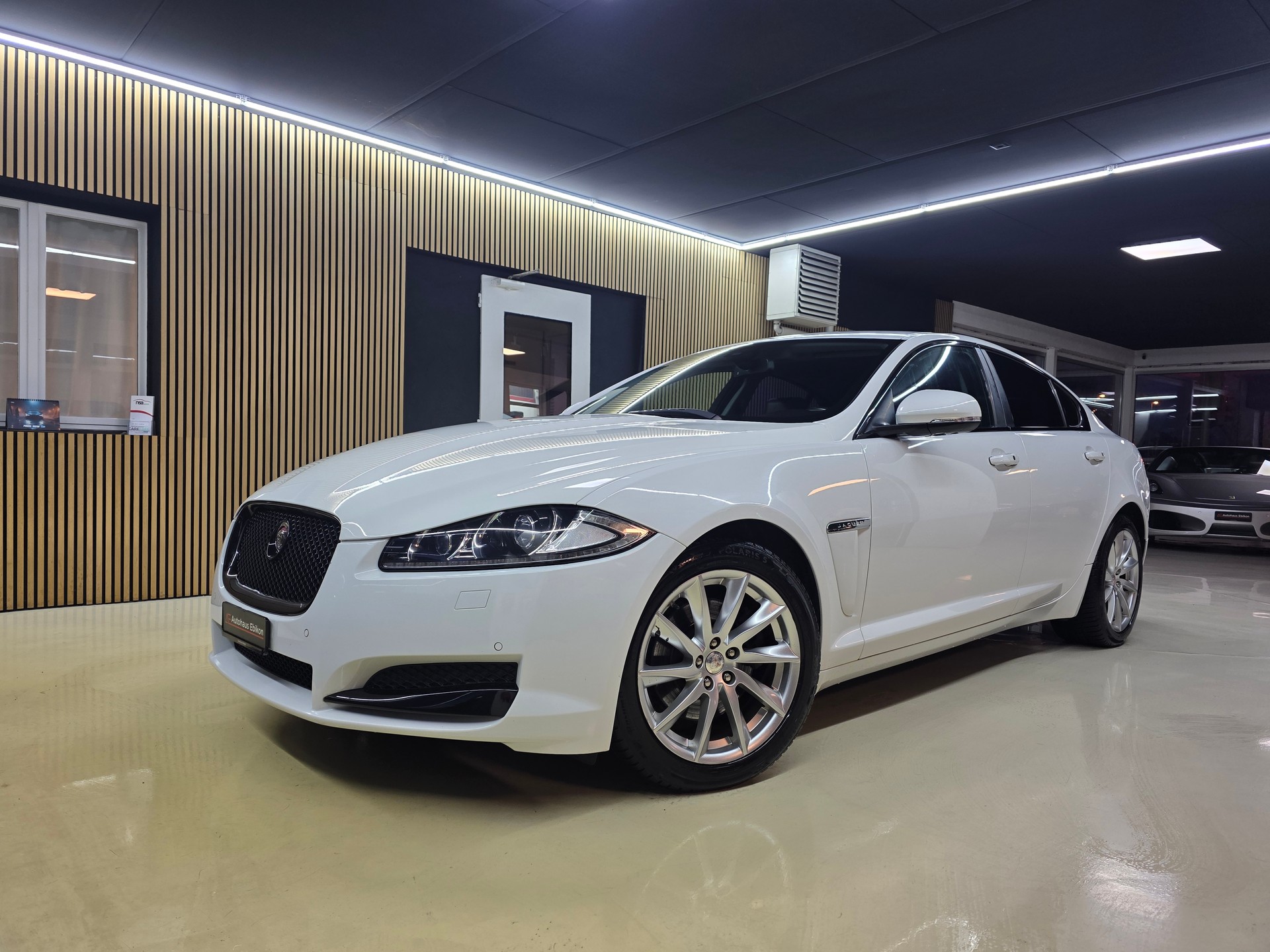 JAGUAR XF 2.2d Black Package
