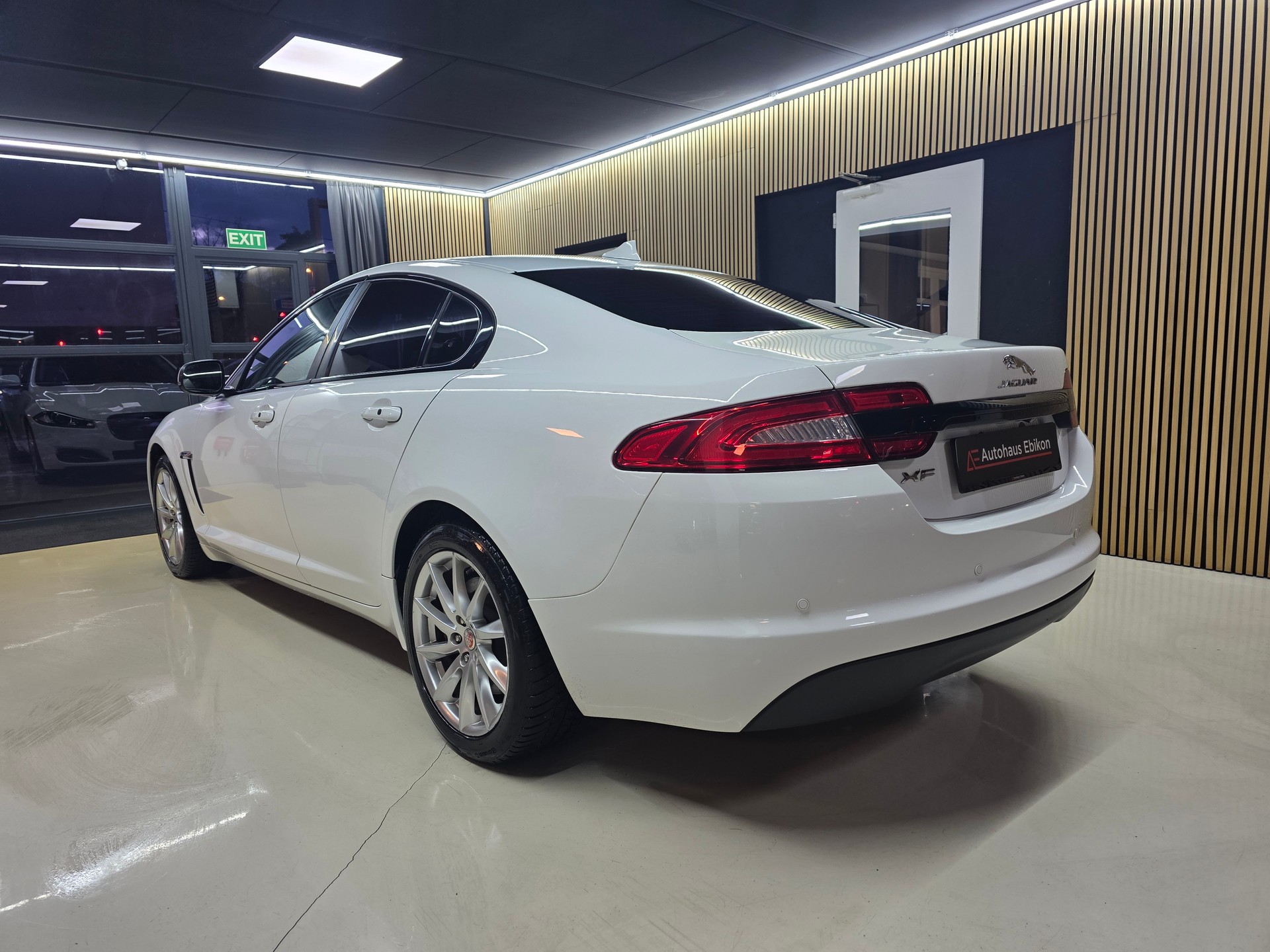 JAGUAR XF 2.2d Black Package-image-4