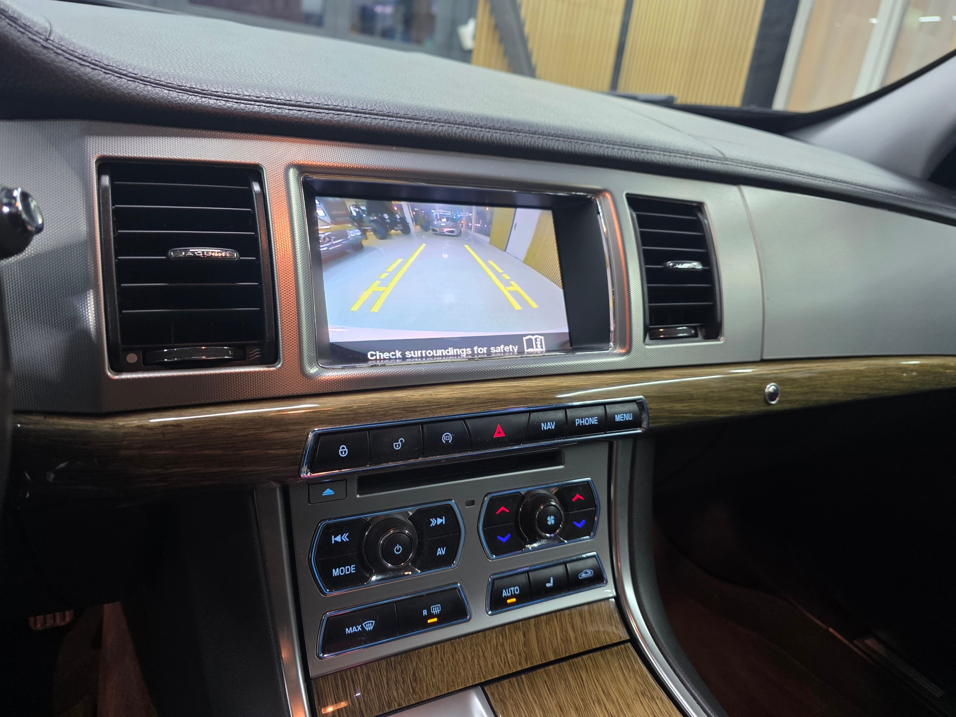 JAGUAR XF 2.2d Black Package-image-14