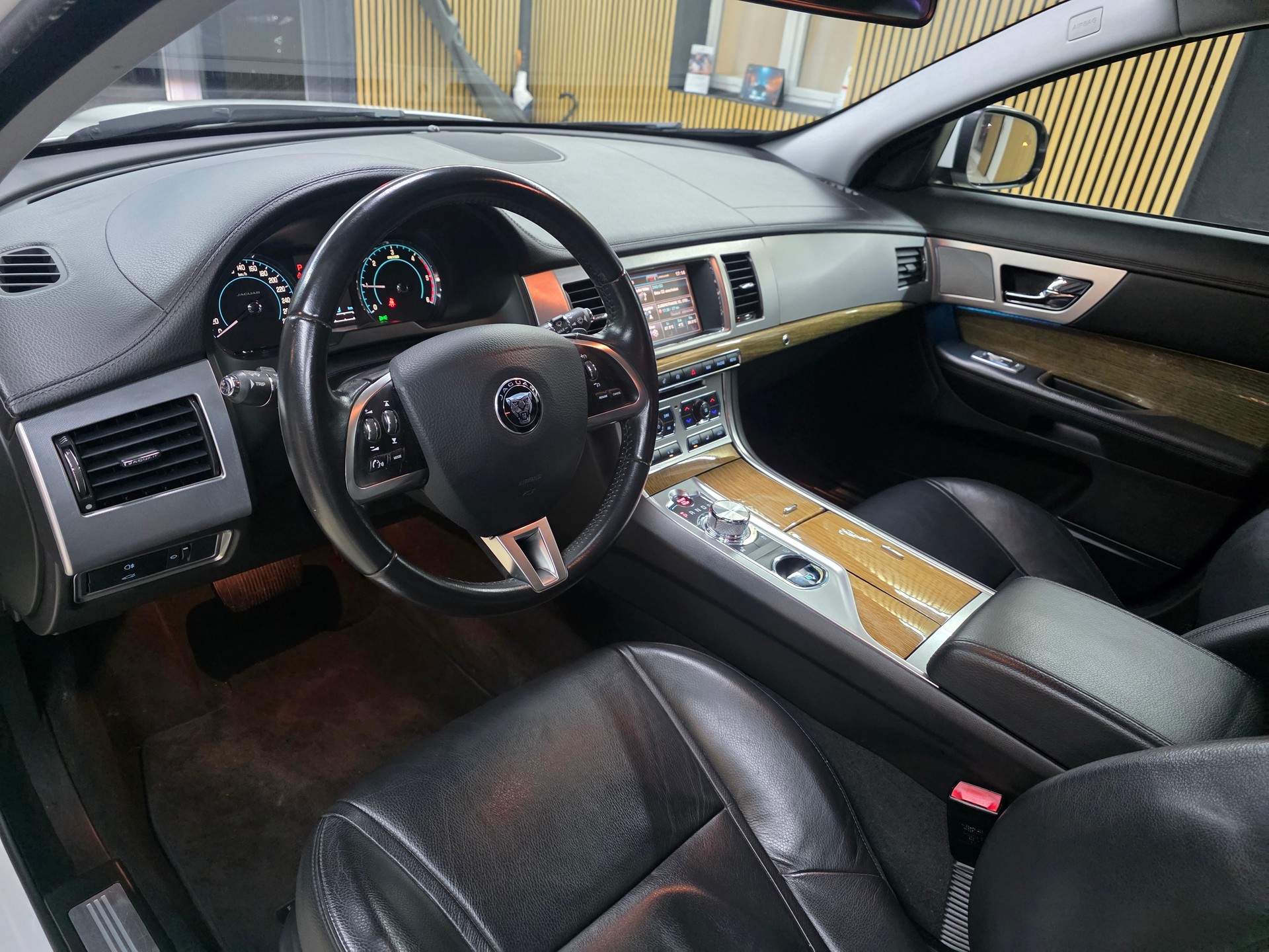 JAGUAR XF 2.2d Black Package-image-7
