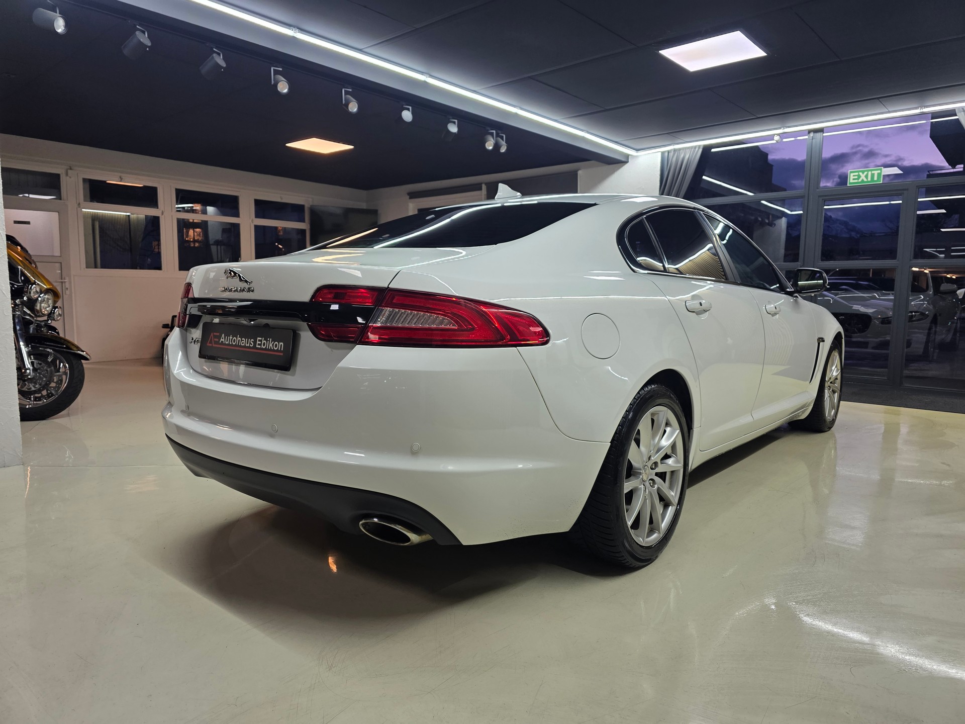 JAGUAR XF 2.2d Black Package-image-6