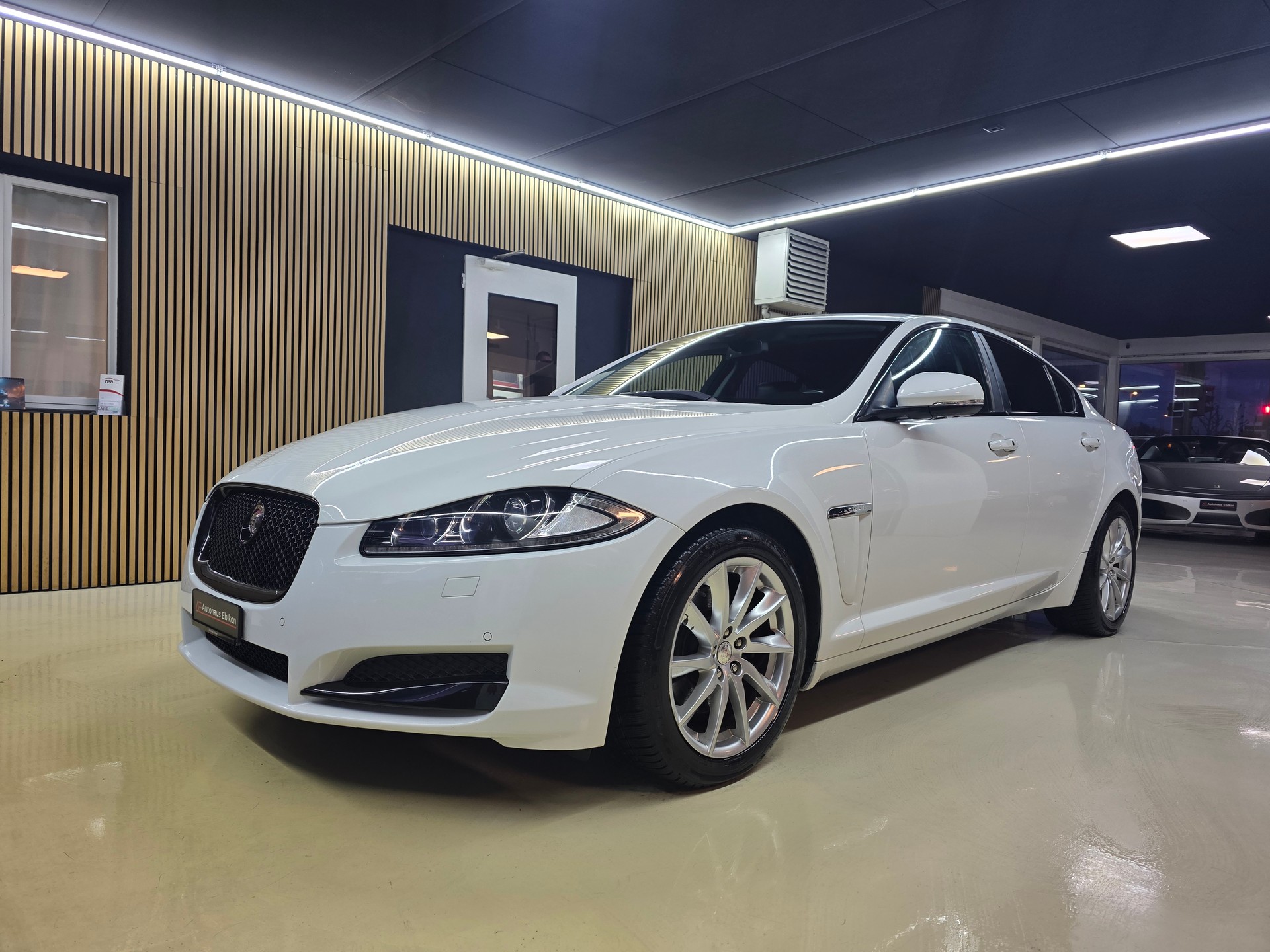 JAGUAR XF 2.2d Black Package-showroom-element-2