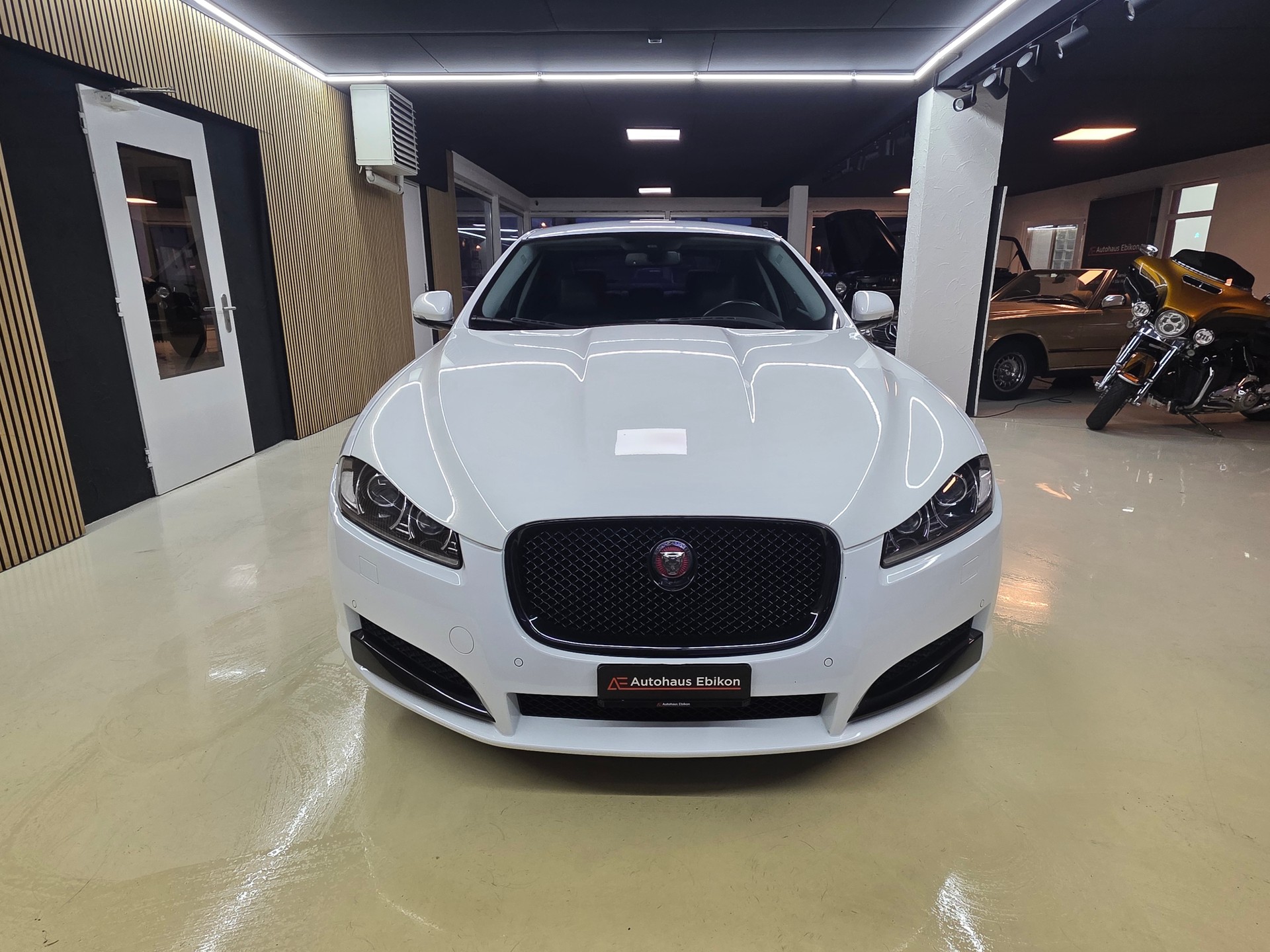 JAGUAR XF 2.2d Black Package-showroom-element-1