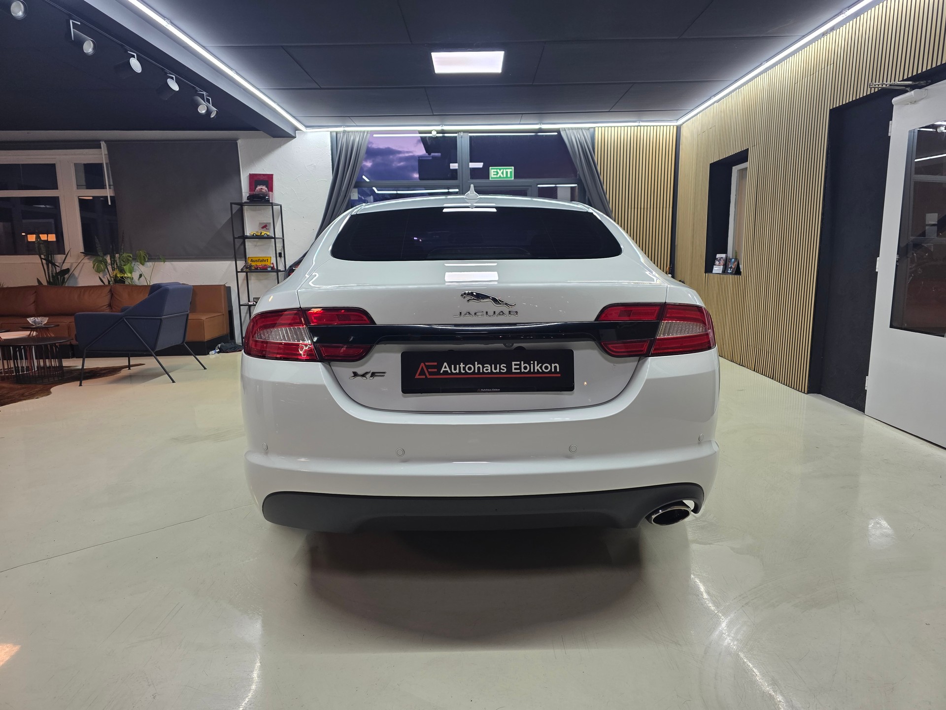 JAGUAR XF 2.2d Black Package-image-5